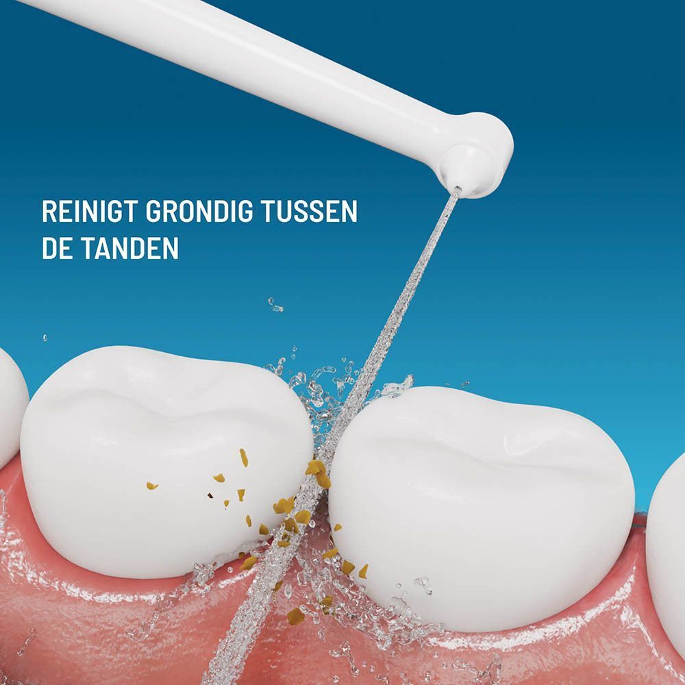 Een witte waterstraal reinigt grondig tussen witte tanden van voedselresten.