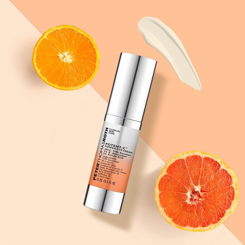 Peter Thomas Roth Potent C Power Eye Cream à côté de tranches d'orange et de pamplemousse.