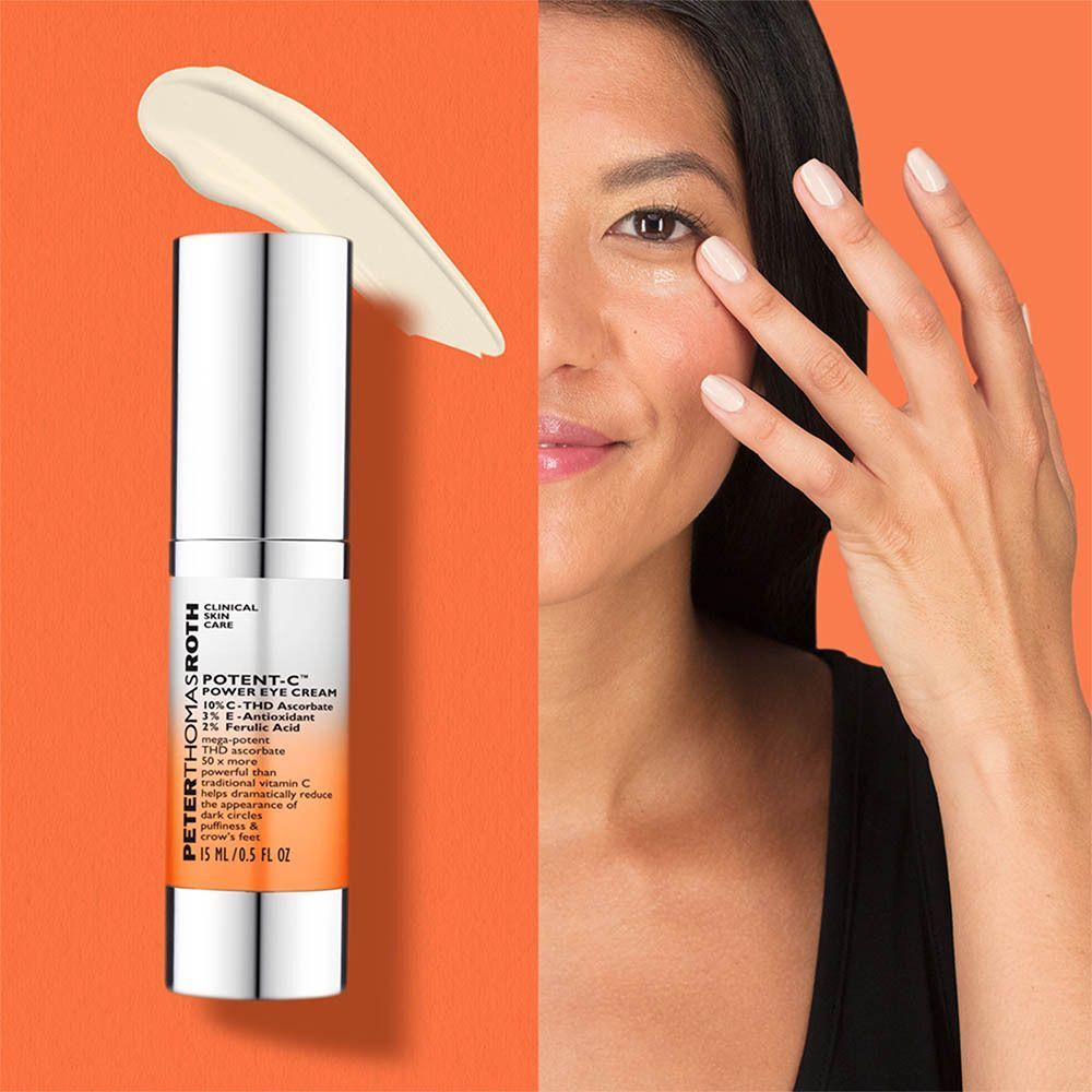Gedeeld beeld: Peter Thomas Roth Potent C Power Eye Cream dispenser en vrouw die crème aanbrengt.