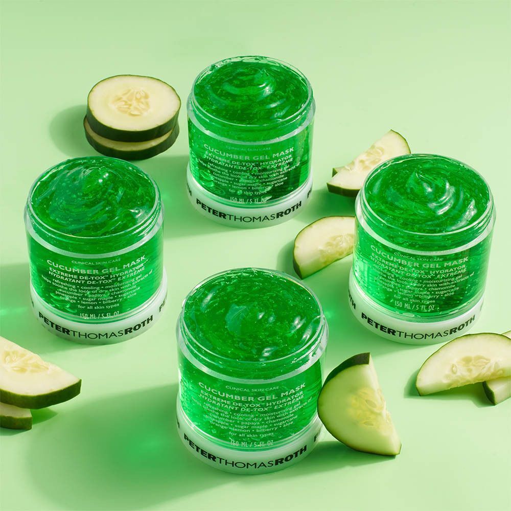 Vier potten Peter Thomas Roth Cucumber Gel Mask Extreme De-Tox Hydrator met komkommerschijfjes.