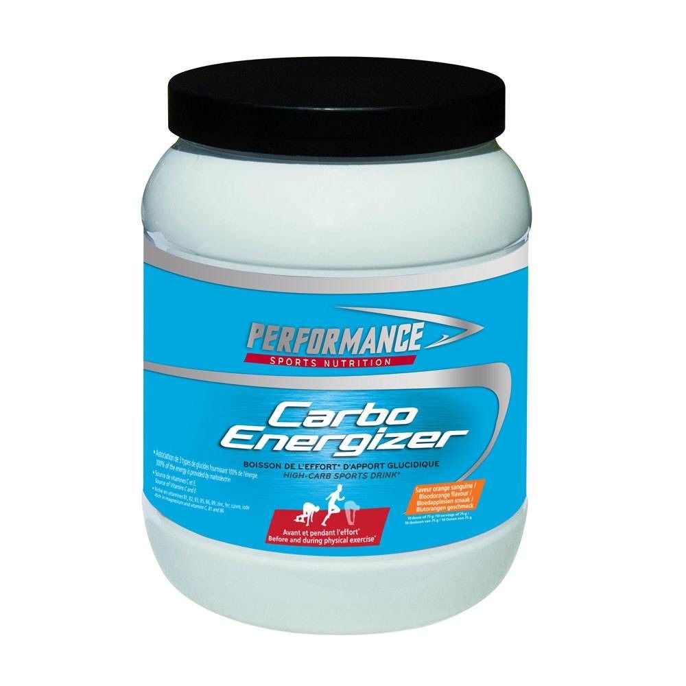 Wit-blauwe pot met zwarte deksel. Opschrift: Performance Carbo Energizer. Sportdrank.