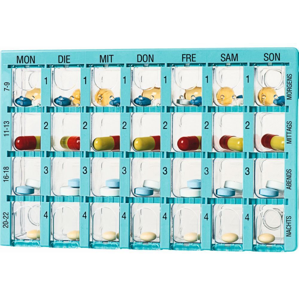 Blau-transparente Tablettenbox mit 7 Tagen und 4 Einnahmezeiten. Beschriftung: MON, DIE, MIT, DON, FRE, SAM, SON. Tabletten in den Fächern.