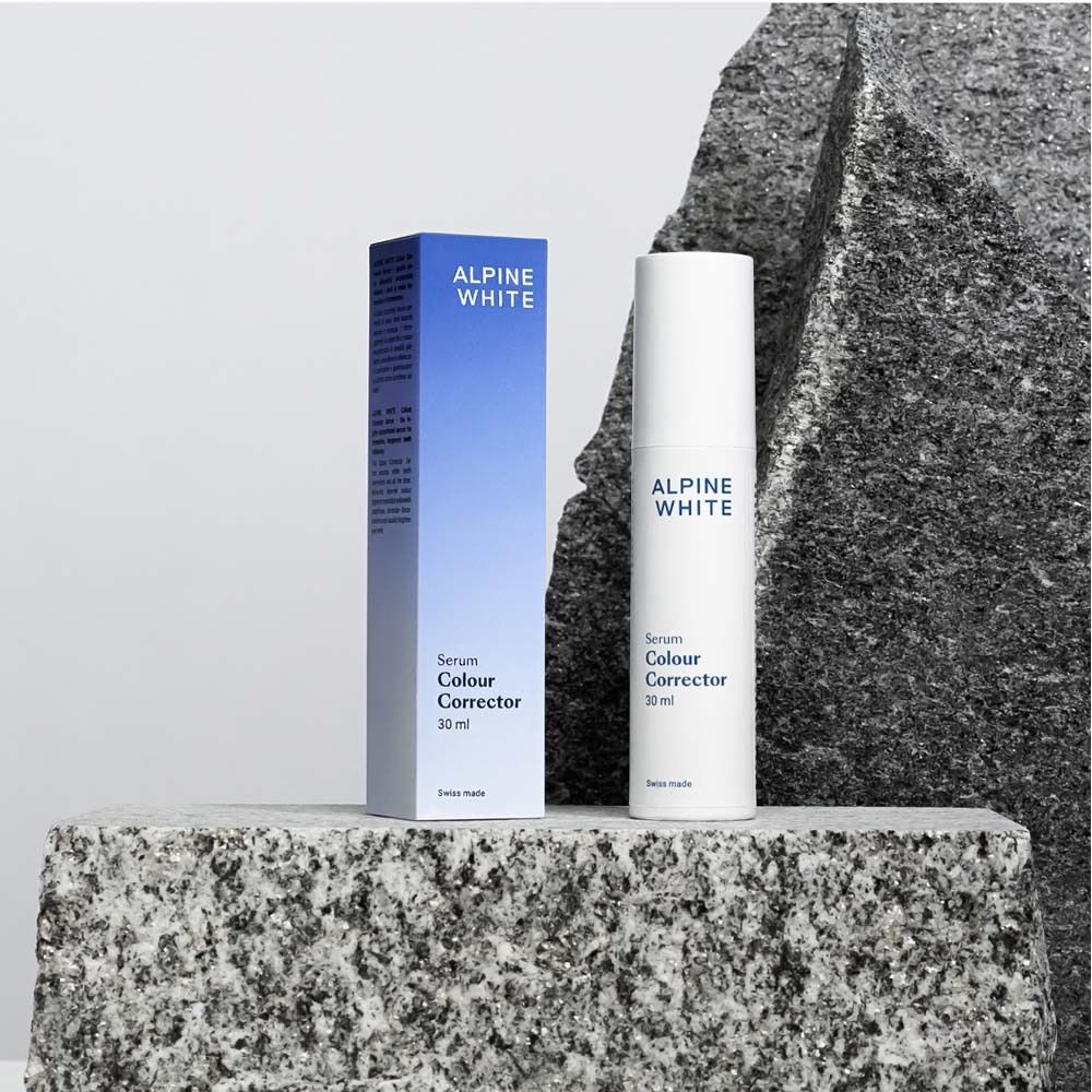 Serum und Verpackung. Weißes Serum, blaue Verpackung mit Schriftzug ALPINE WHITE, Serum Colour Corrector, 30 ml.