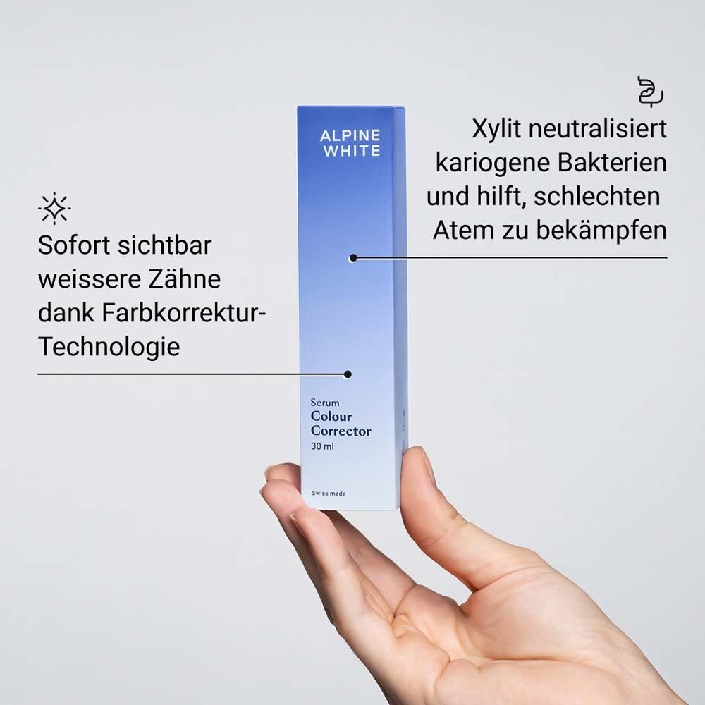 Hand hält Verpackung. Blaue Verpackung mit Text. ALPINE WHITE, Serum Colour Corrector, 30 ml. Schweizer Herkunft.