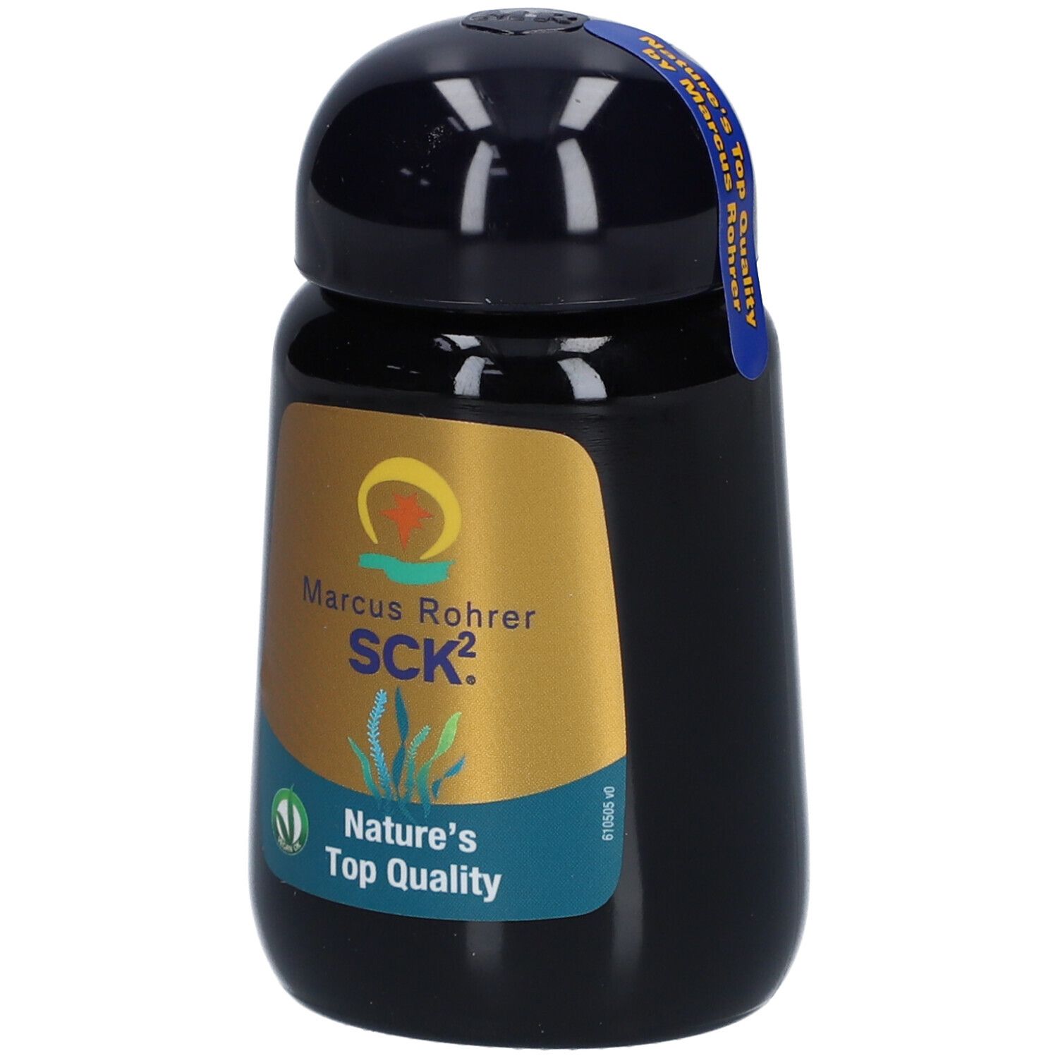 Schwarze Flasche mit goldenem Etikett. Aufschrift: Marcus Rohrer SCK². Siegel: Nature's Top Quality.