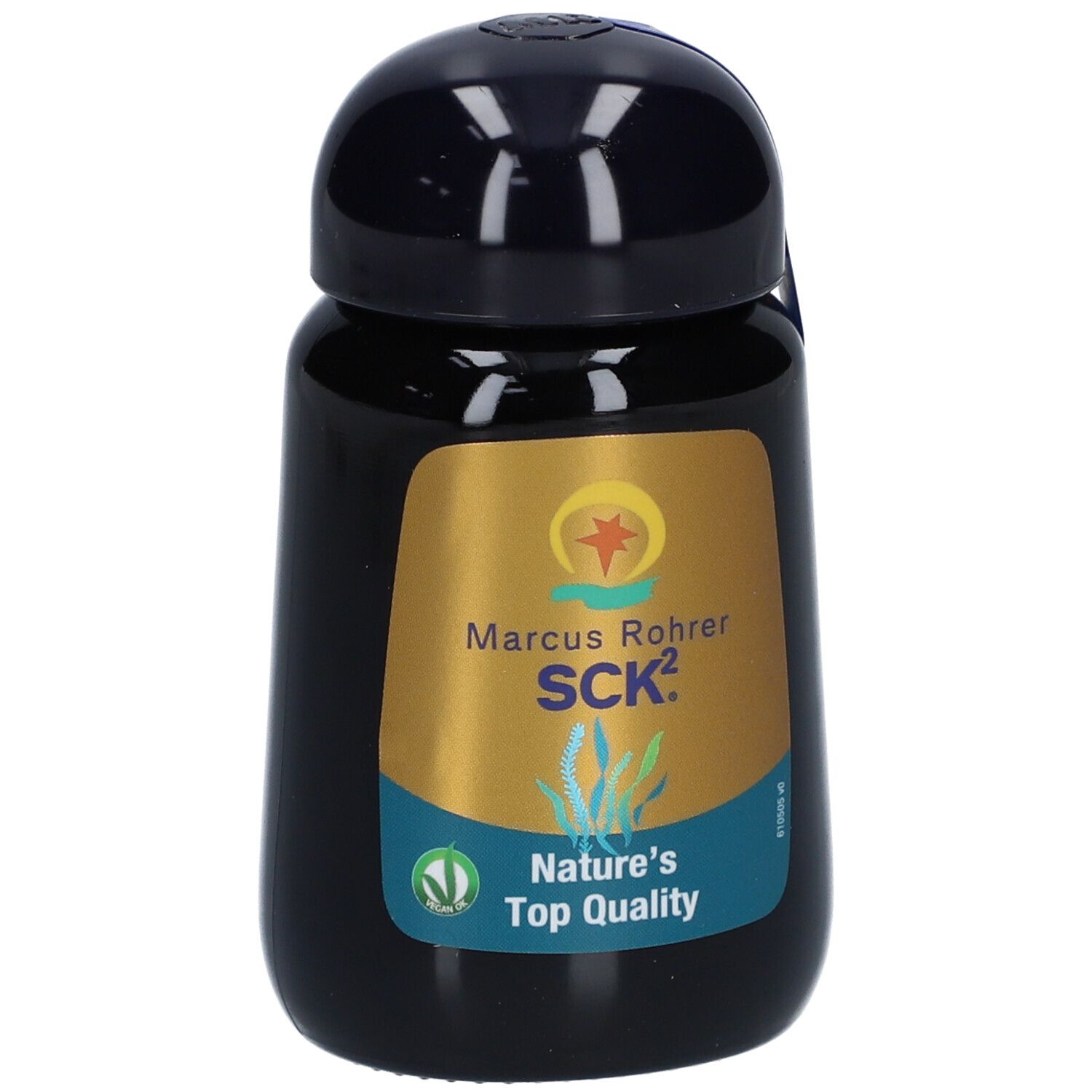 Schwarze Flasche mit goldenem Etikett. Aufschrift: Marcus Rohrer SCK². Siegel: Nature's Top Quality.