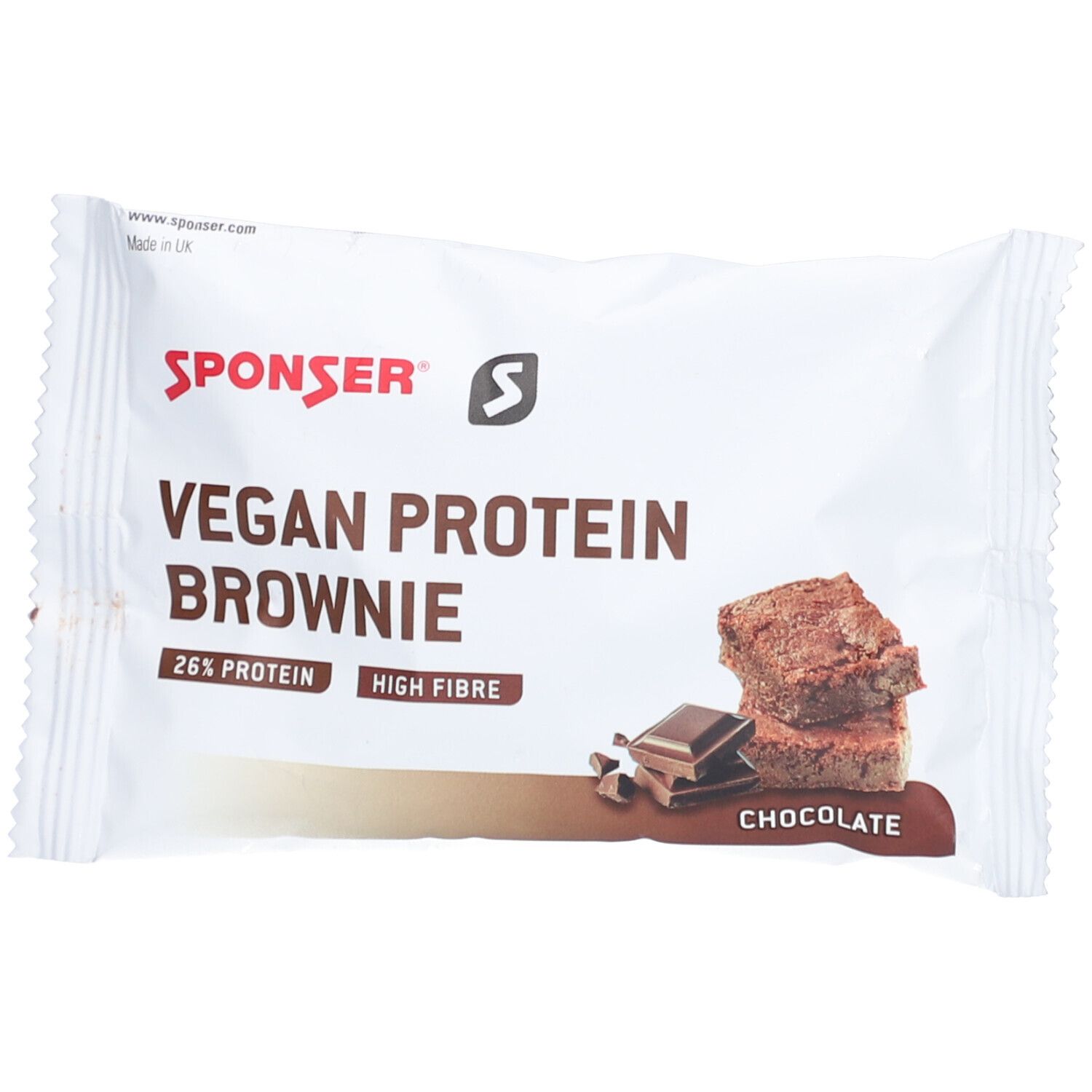 Verpackung mit SPONSER Vegan Protein Brownie. Text: 26% Protein, High Fibre, Schokolade. Gezeigt: Brownie-Stücke.