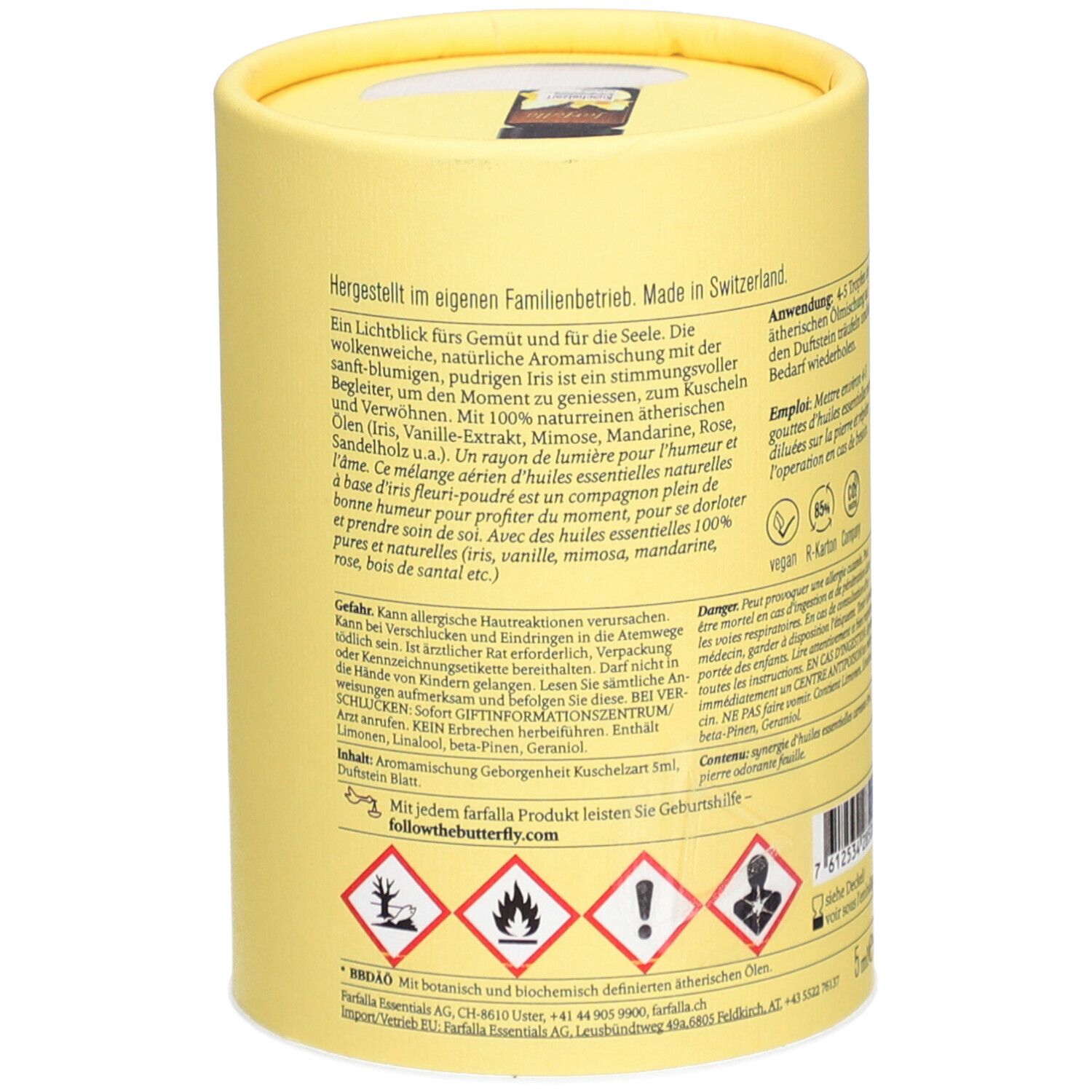 Gelbe zylindrische Verpackung. Aufschrift: Farfalla AromaCare, Kuschelzart Duftset. Text und Logos. Rückseite mit Inhaltsstoffen und Warnhinweisen.