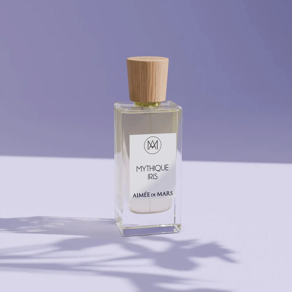 Parfümflasche mit Holzverschluss. Auf dem Etikett steht "Mythique Iris" und "Aimée de Mars".