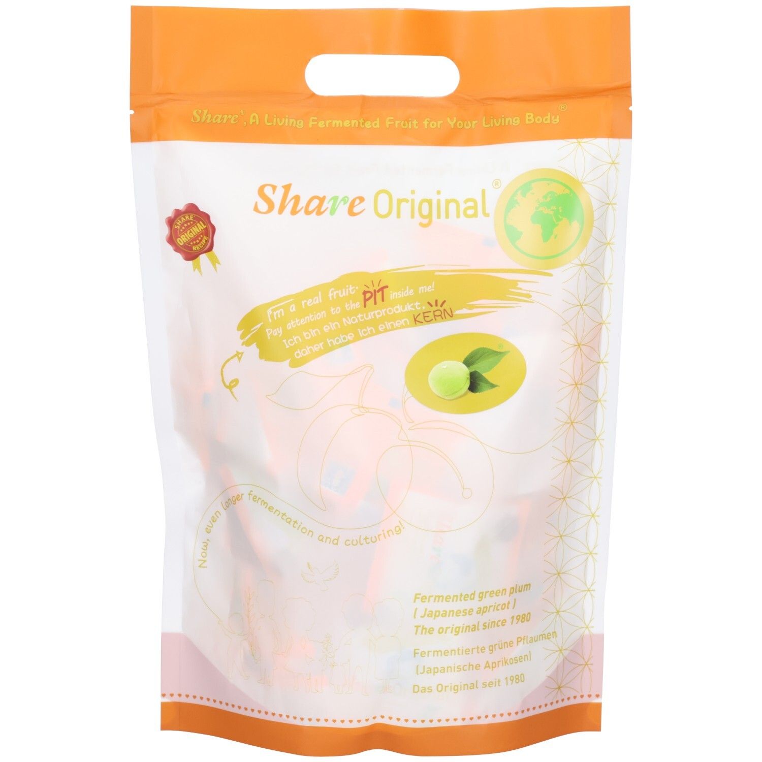 Transparente Verpackung mit Share Original fermentierten Pflaumen. Sichtbar sind Pflaumen, Logo und Text. Orangefarbener Griff.