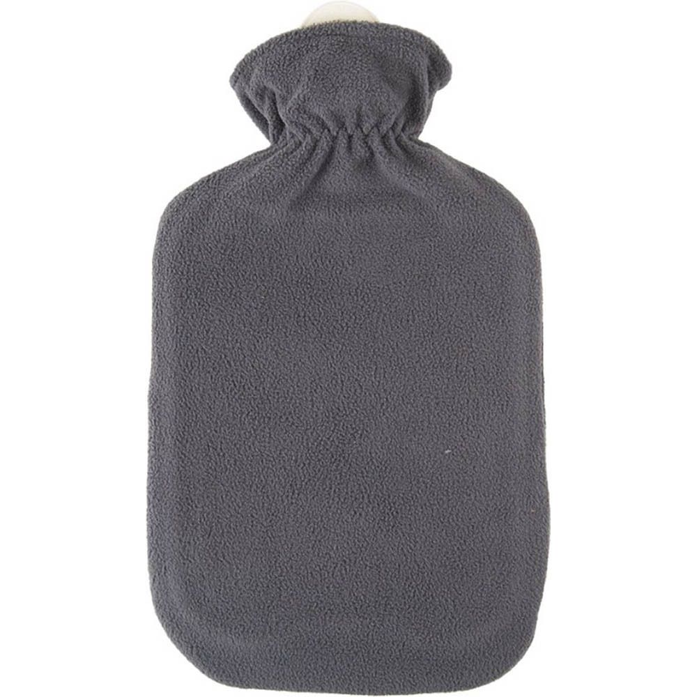 Bouillotte grise avec housse en polaire. Cordon de serrage en haut. Forme rectangulaire aux coins arrondis.