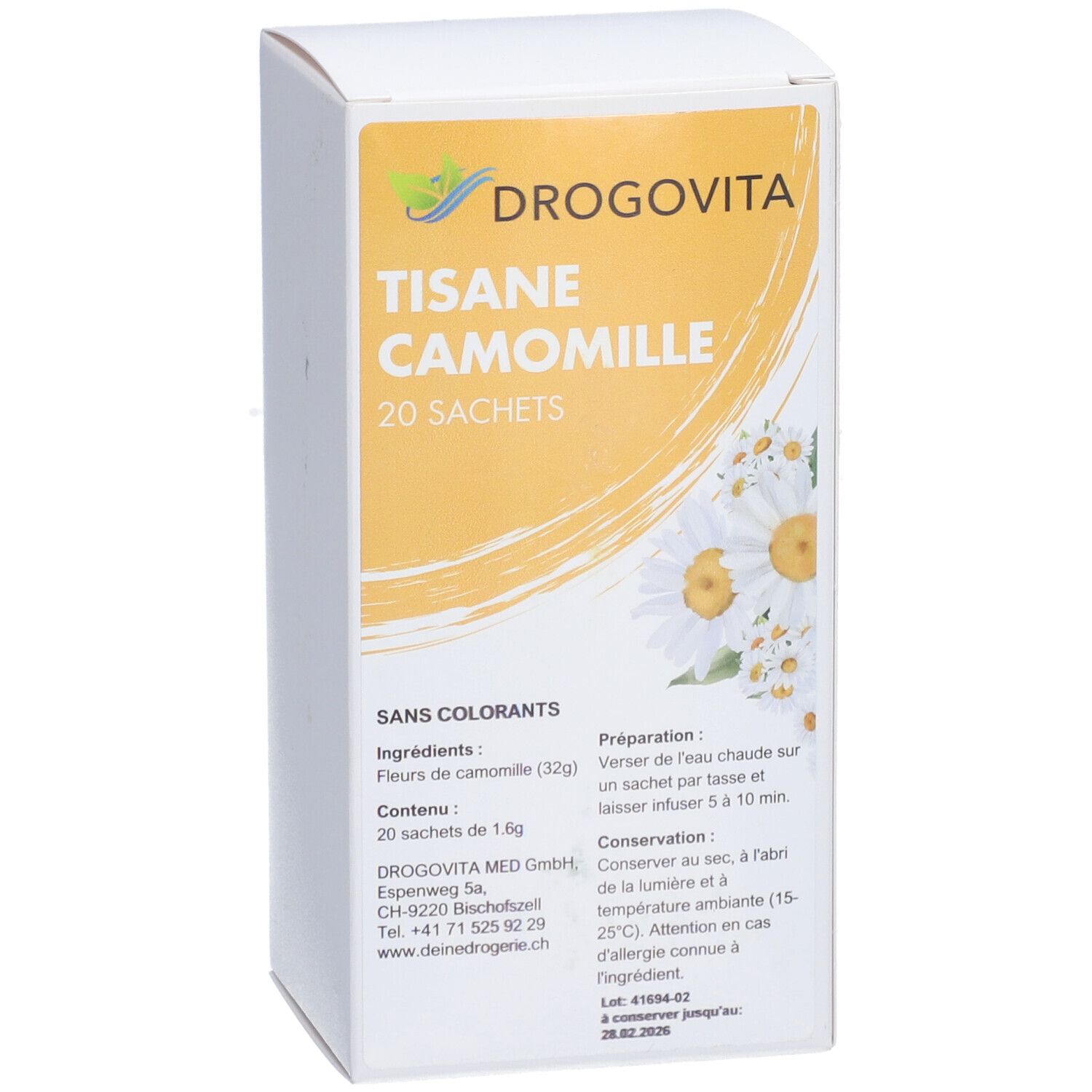DROGOVITA Kamillen Tee Packung. Aufdruck: Tisane Camomille, 20 Sachets. Ohne Farbstoffe. Illustration: Kamillenblüten. Weiße Verpackung.