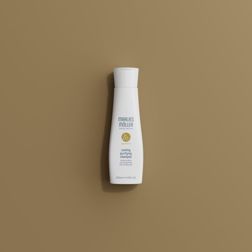 Weisse Flasche mit weissem Deckel. Aufschrift: Marlies Möller, cooling purifying shampoo. Auf braunem Hintergrund.