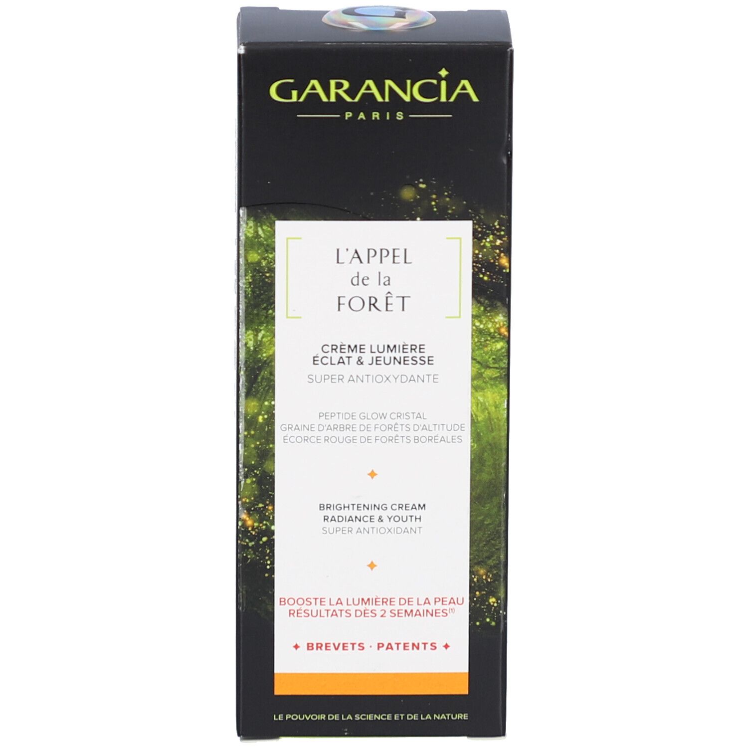 Produktverpackung. Schwarzer Karton mit Produktname L'APPEL de la FORÊT. Text: Crème Lumière Éclat & Jeunesse, Brightening Cream.