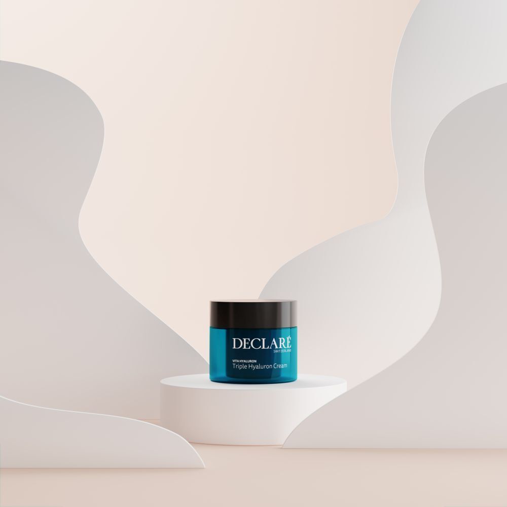 Creme-Dose auf Podest. Hintergrund mit weißen Formen. Aufschrift: DECLARÉ, Vita Hyaluron Triple Hyaluron Cream.