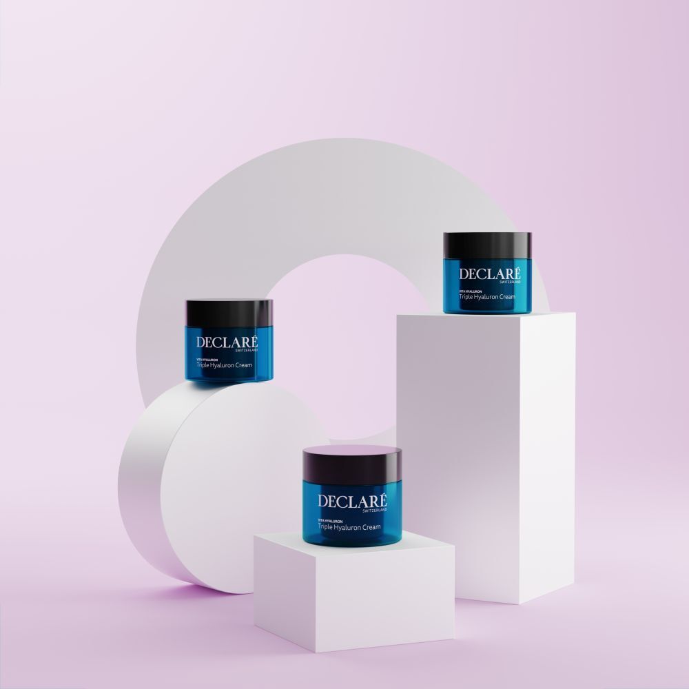 Drei Creme-Dosen auf Podesten. Aufschrift: DECLARÉ, Vita Hyaluron Triple Hyaluron Cream. Hintergrund: geometrische Formen.