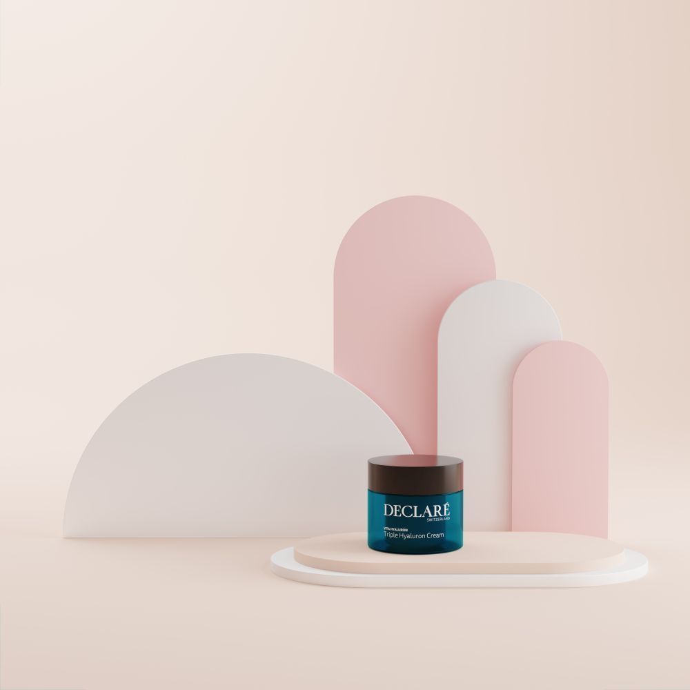 Creme-Dose auf Podest. Hintergrund mit Formen. Aufschrift: DECLARÉ, Vita Hyaluron Triple Hyaluron Cream.