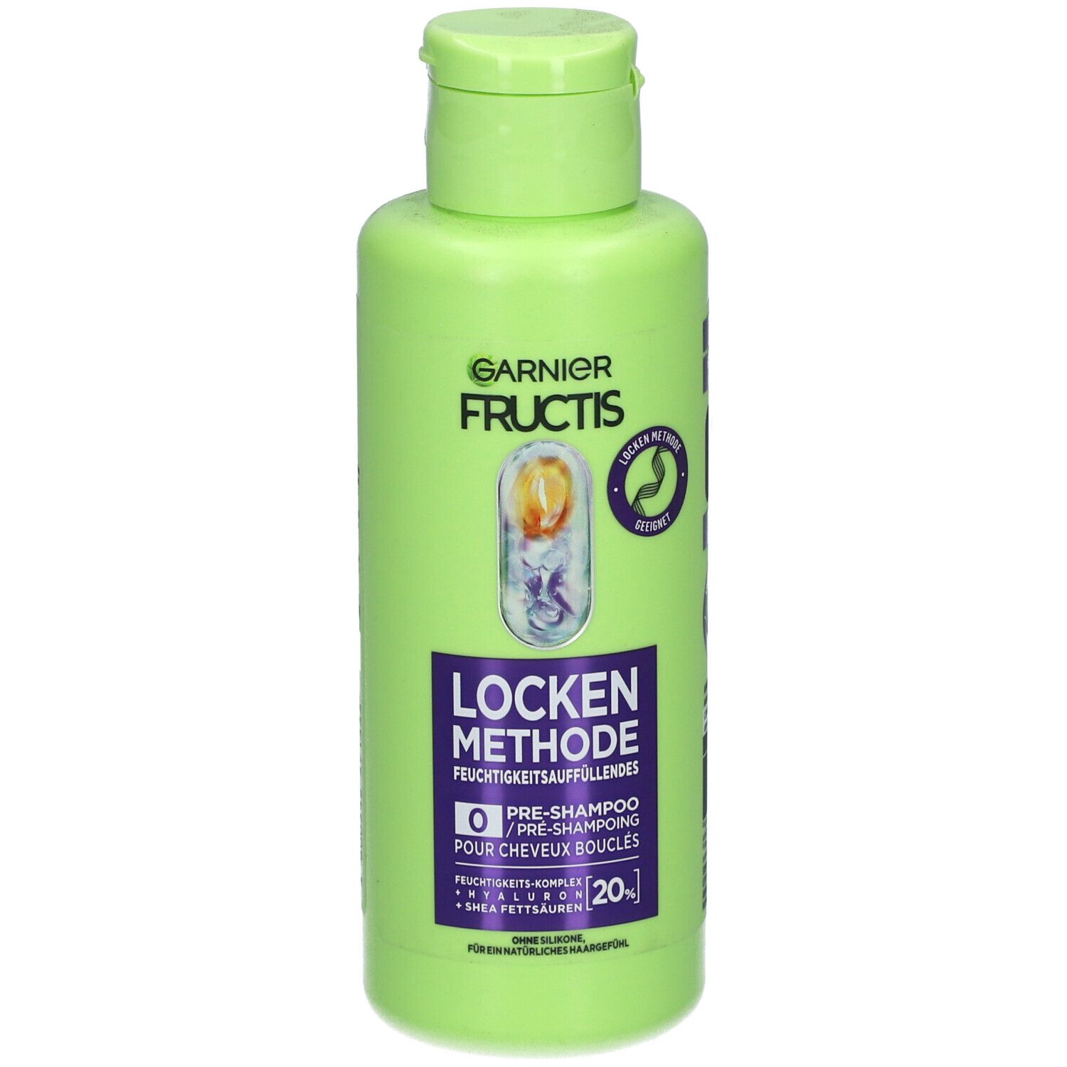 Flacon vert Garnier Fructis. Texte: Méthode Boucles, Pre-Shampooing. Contient hyaluron et beurre de karité.