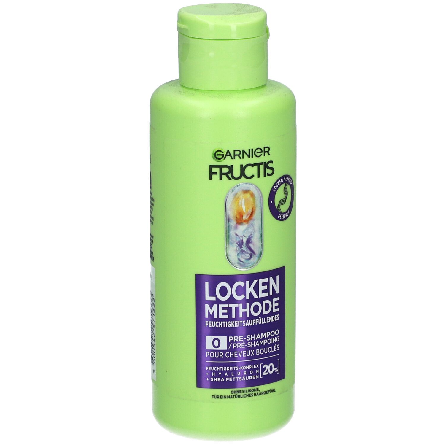Flacon vert Garnier Fructis. Texte: Méthode Boucles, Pre-Shampooing. Contient hyaluron et beurre de karité.