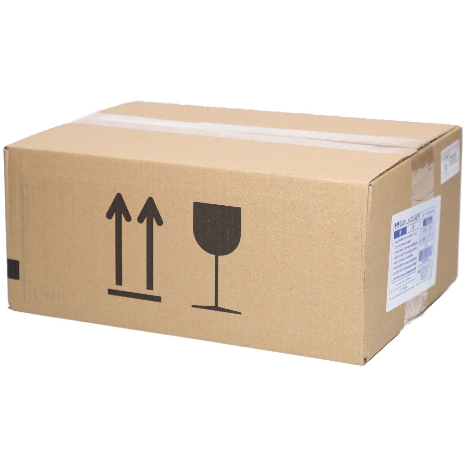 Kartonverpackung mit Pfeil- und Glas-Symbolen. Klebebandverschluss. Etikett mit Produktinformationen.