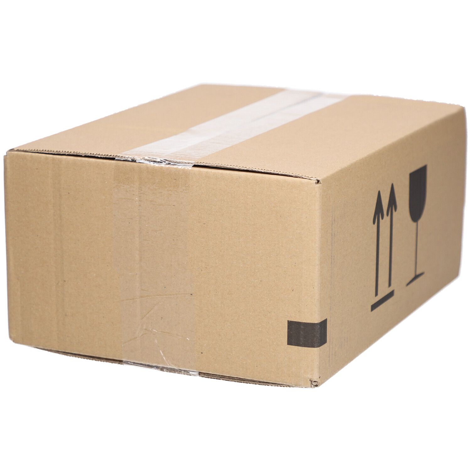 Kartonverpackung mit Pfeil- und Glas-Symbolen. Klebebandverschluss. Ecke mit schwarzem Markierung.