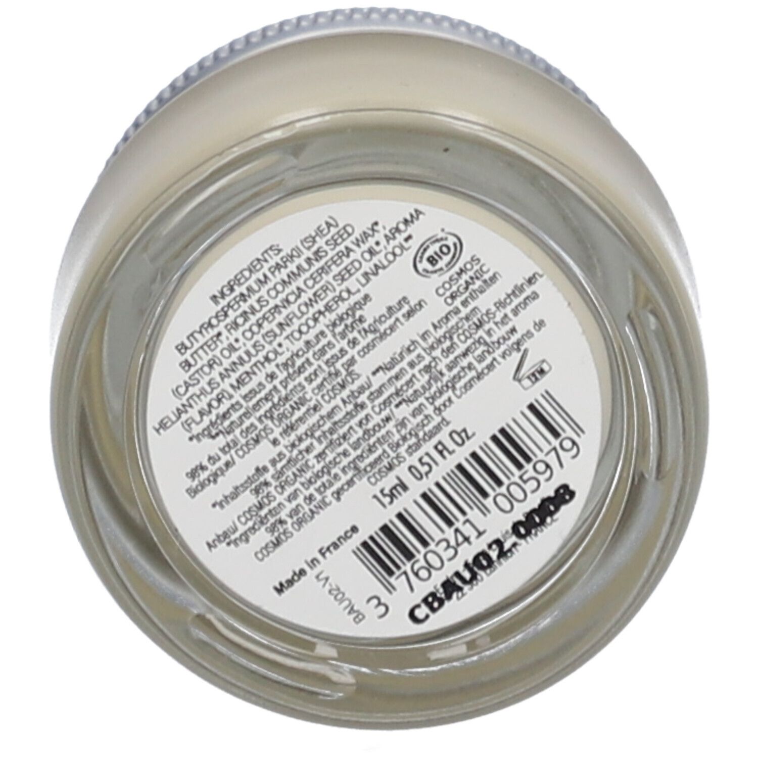 Glasboden eines Tiegels mit Zutatenliste und Barcode. Text: "COSMOS ORGANIC". Hergestellt in Frankreich.