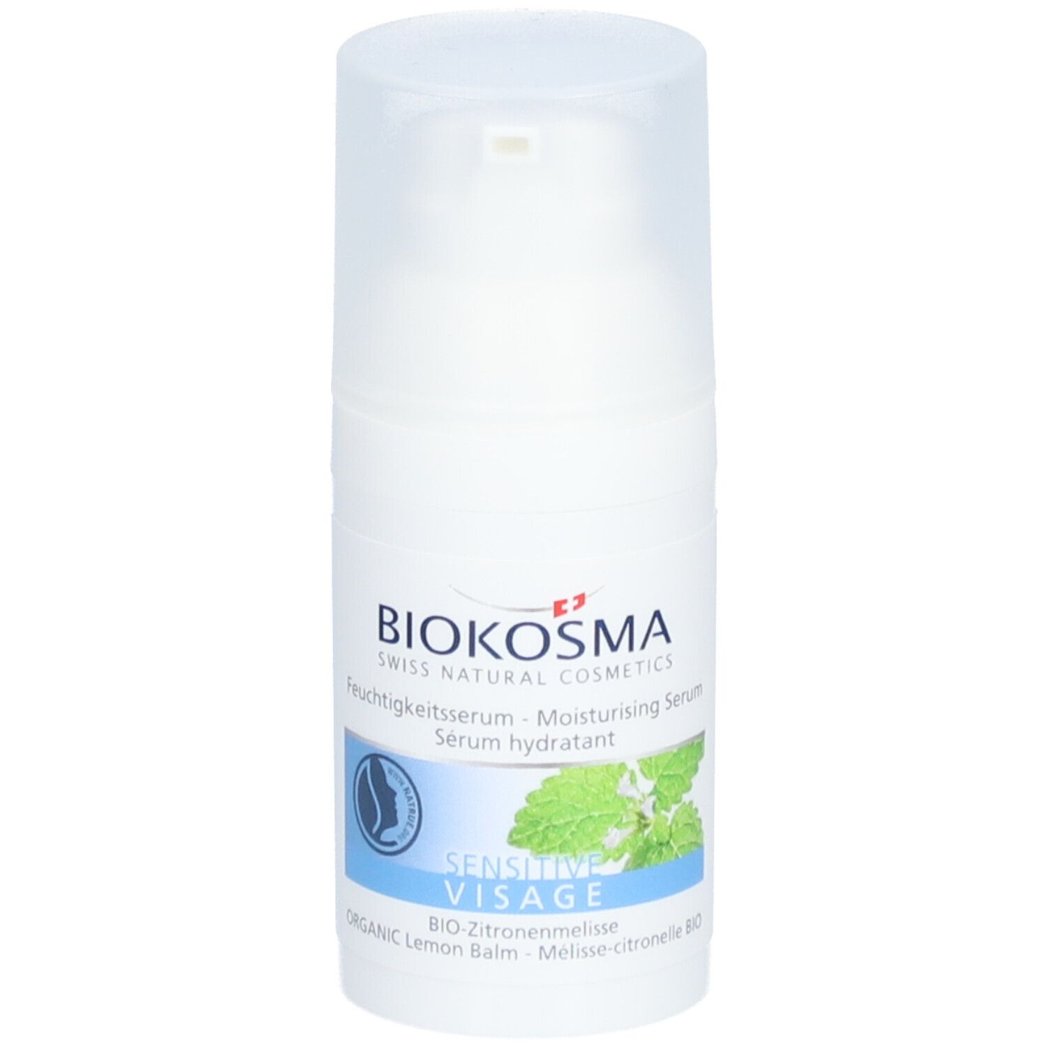 Biokosma Feuchtigkeitsserum. Weiße Flasche mit Pumpkopf. Text: Sensitive Visage, Bio-Zitronenmelisse. Logo mit Blatt.