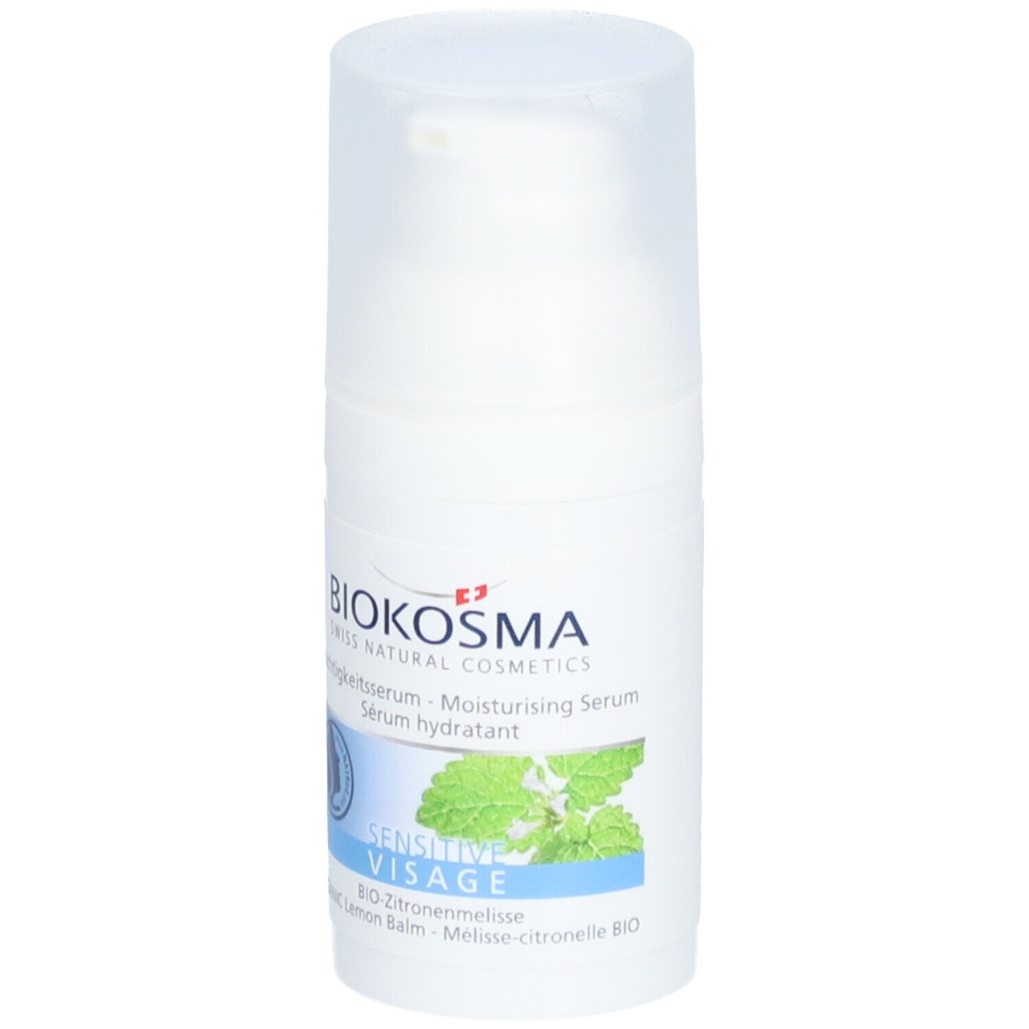 Biokosma Feuchtigkeitsserum. Weiße Flasche mit Pumpkopf. Text: Sensitive Visage, Bio-Zitronenmelisse. Logo mit Blatt.