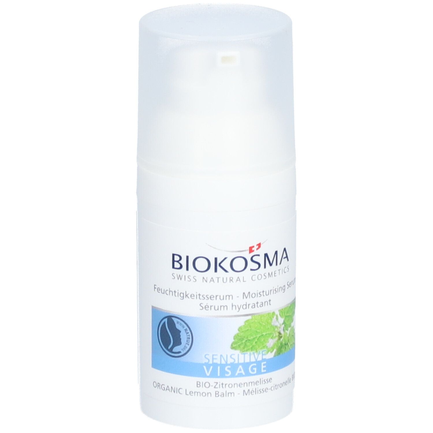 Biokosma Feuchtigkeitsserum. Weiße Flasche mit Pumpkopf. Text: Sensitive Visage, Bio-Zitronenmelisse. Logo mit Blatt.