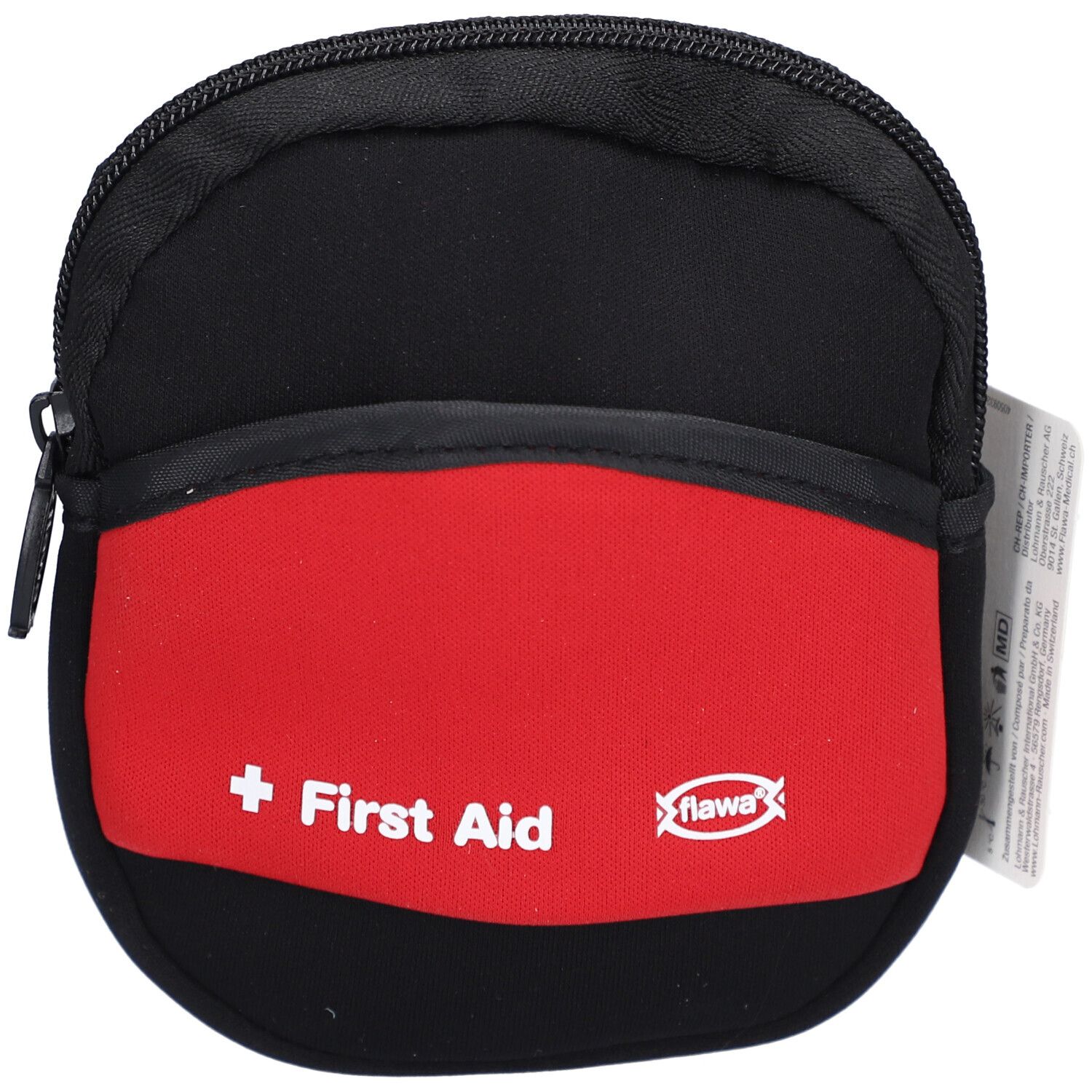 Rote und schwarze Tasche mit Reißverschluss. Aufschrift "First Aid" und Logo. Label mit Produktinformationen.