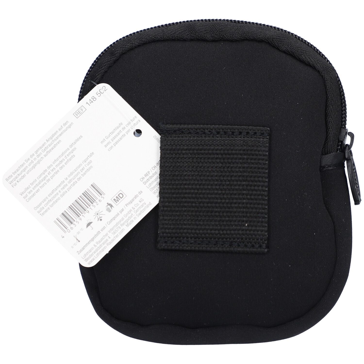 Schwarze Tasche mit Reißverschluss. Auf der Rückseite eine Schlaufe und ein Etikett mit Produktinformationen.
