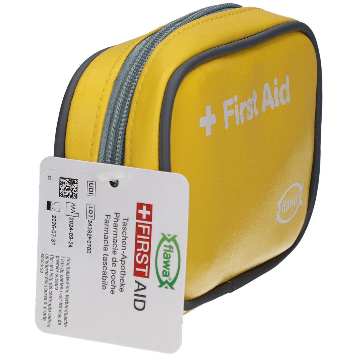 Gelbe Erste-Hilfe-Tasche mit grauem Reißverschluss und Rand. Anhänger mit Text. Aufschrift "First Aid" und Logo "flawa".