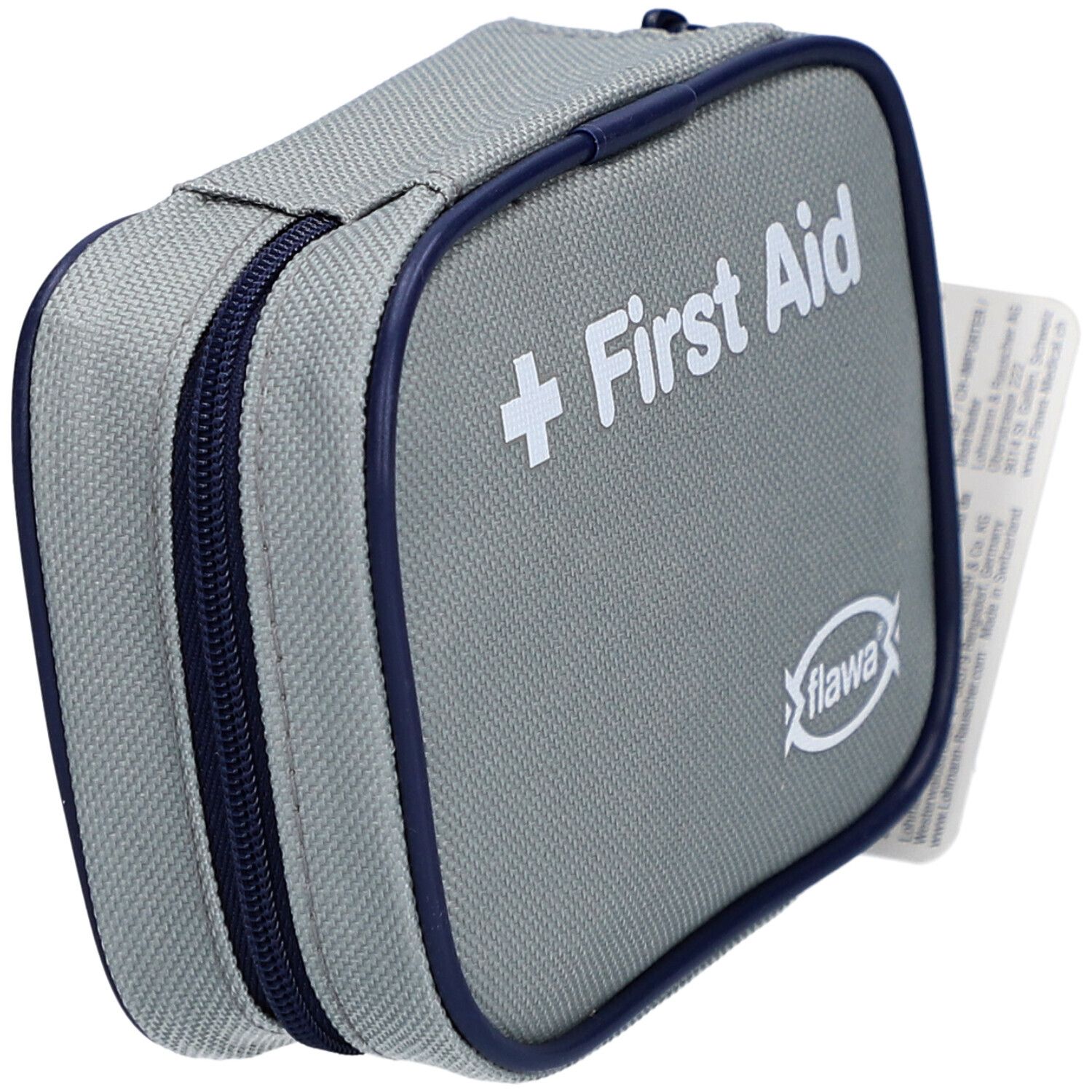 Graue Erste-Hilfe-Tasche mit blauem Reißverschluss und Umrandung. Aufdruck: Weißes Kreuz und "First Aid", Logo "flawa".