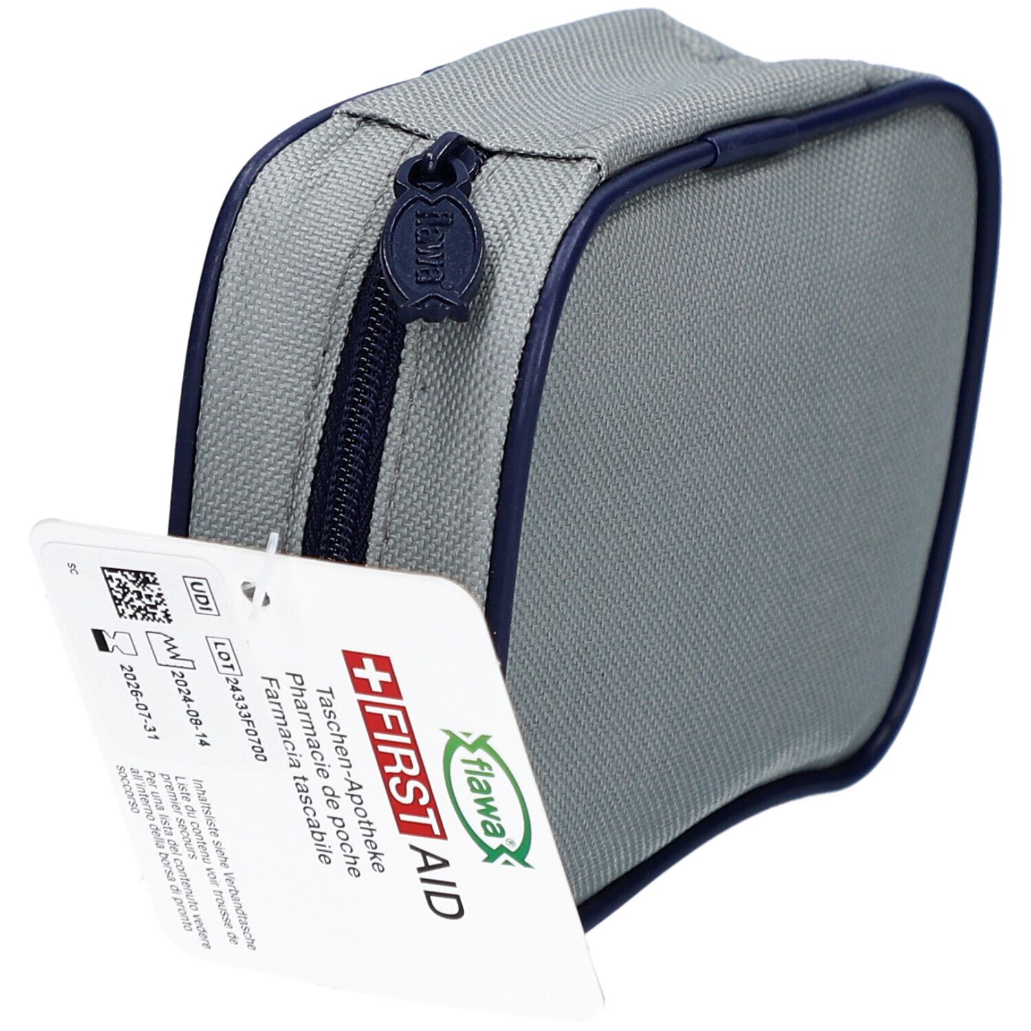 Graue Erste-Hilfe-Tasche mit blauem Reißverschluss und Umrandung. Anhänger mit Text. Logo "flawa".