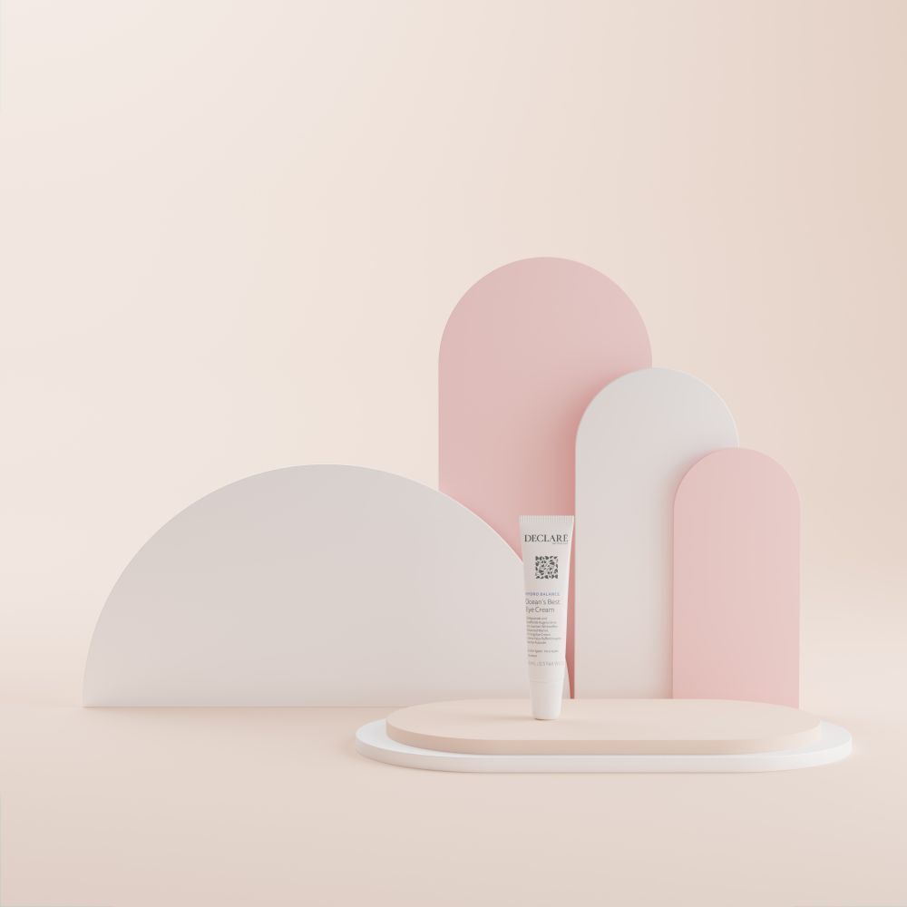Weiße Tube auf Podest. Hintergrund: rosa und weiße Formen. DECLARÉ-Logo sichtbar.