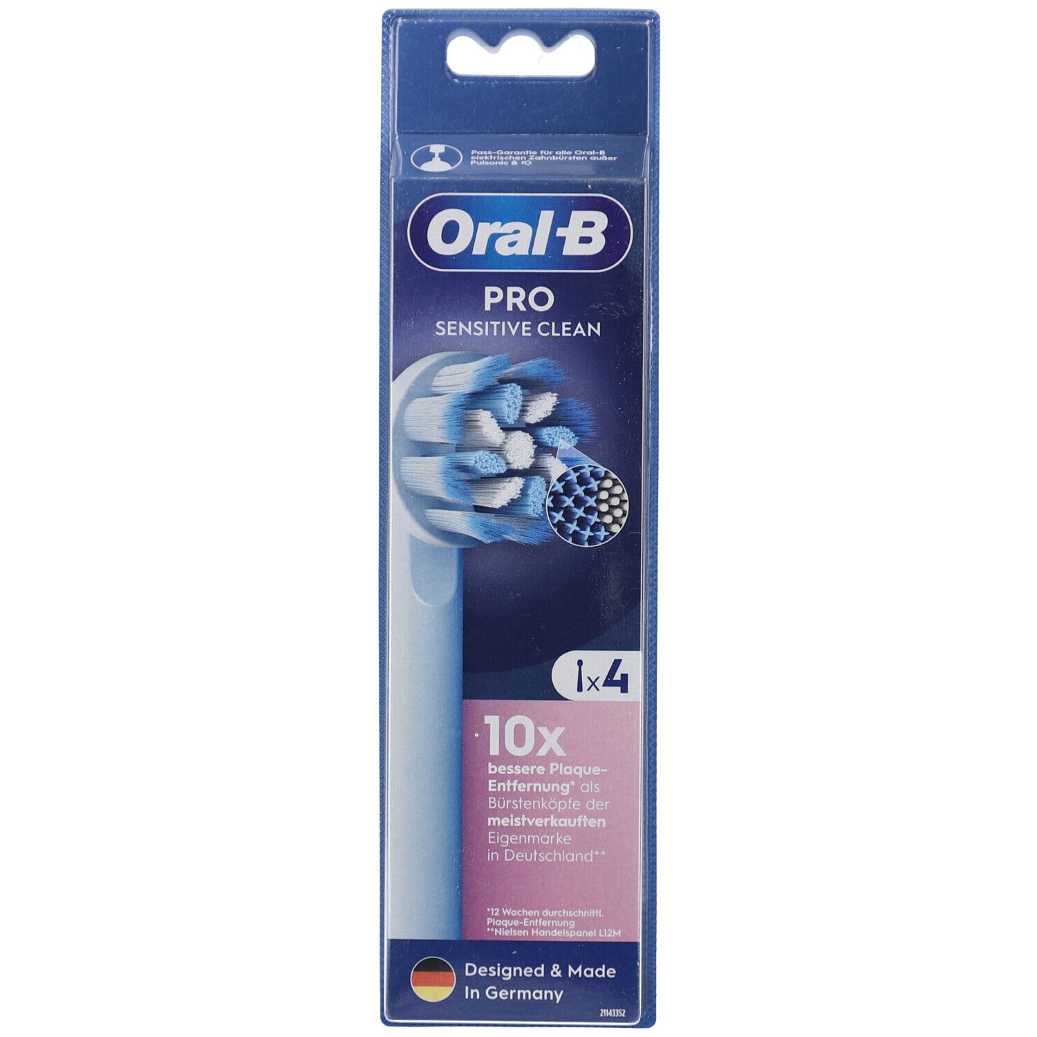 Verpackung mit vier Aufsteckbürsten. Sichtbar: Marke Oral-B, Produktname Pro Sensitive Clean. Blaue und weiße Borsten.