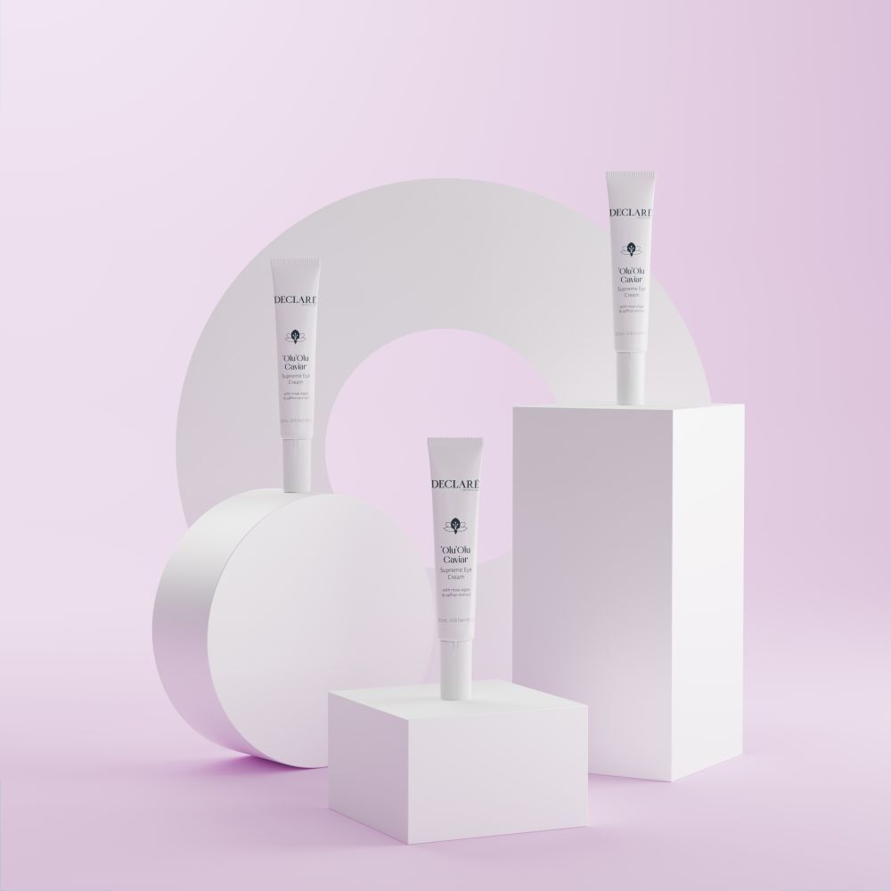 Drei Tuben 'Olu'Olu Caviar Supreme Eye Cream auf Podesten. Hintergrund mit Formen. DECLARÉ-Logo sichtbar.