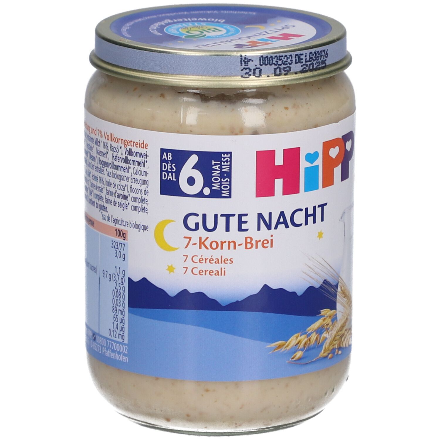 Glas mit Babybrei. Aufschrift: HIPP Gute Nacht 7-Korn-Brei. Ab 6 Monaten. Mit Getreideähre-Illustration.