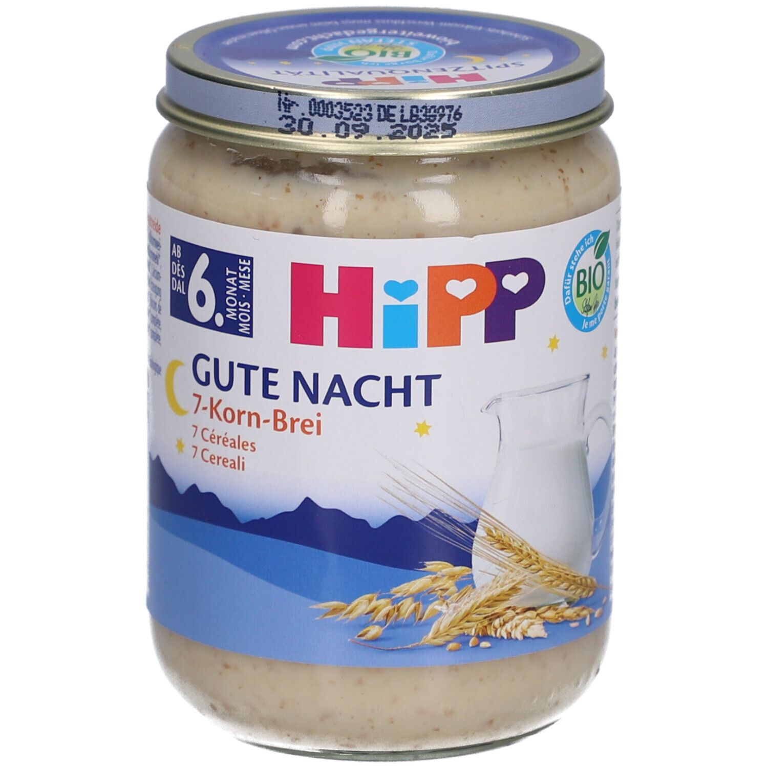 Glas mit Babybrei. Aufschrift: HIPP Gute Nacht 7-Korn-Brei. Ab 6 Monaten. Mit Milchkanne und Getreideähre.