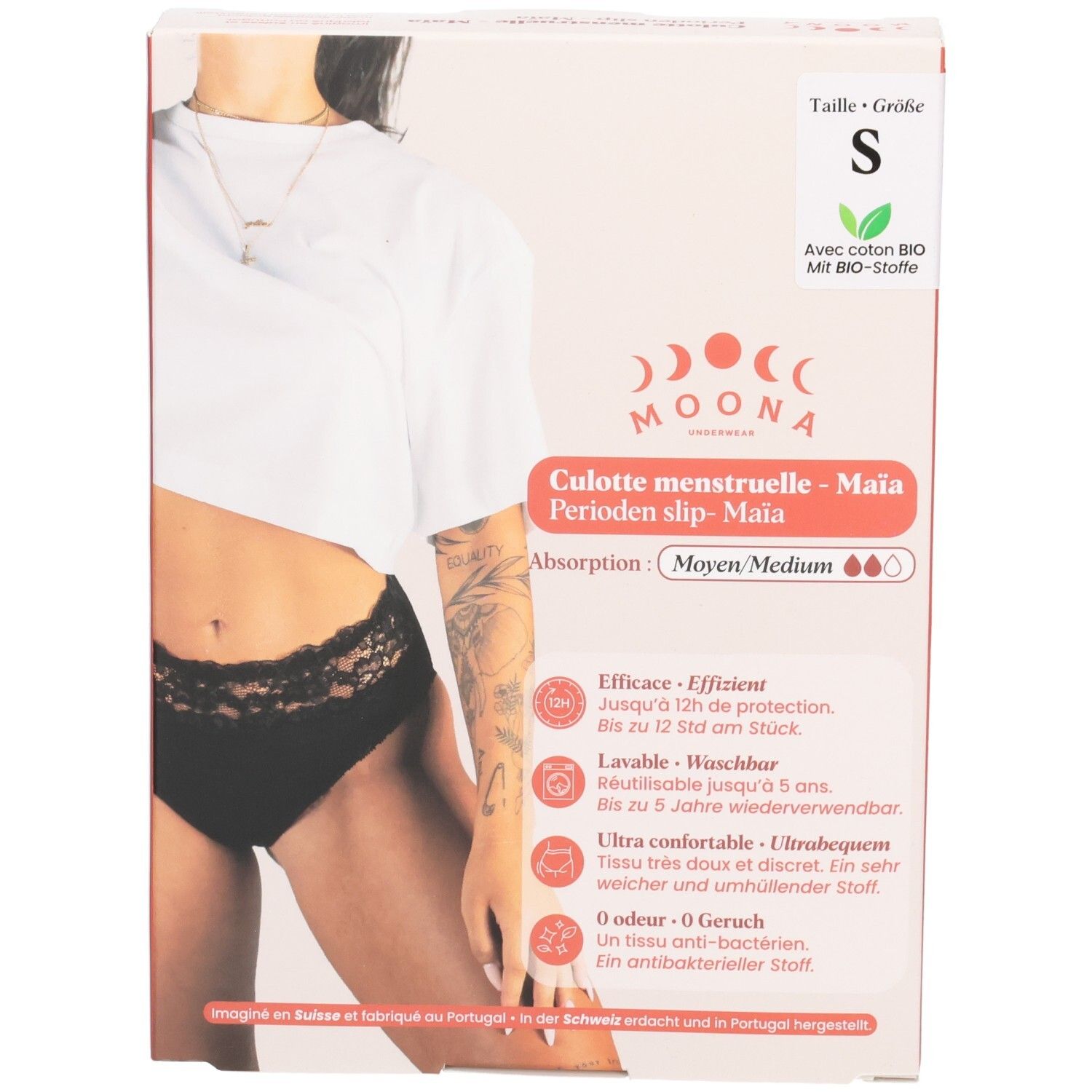 MOONA Menstruationsslip Maïa, Größe S, Verpackung. Schwarzer Slip auf der Verpackung abgebildet. Text: Mittlerer Blutfluss.