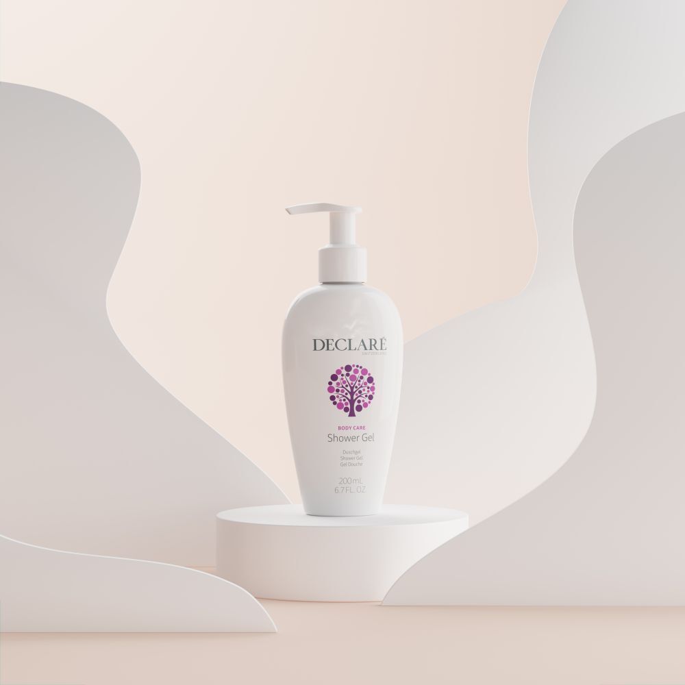 Weiße DECLARÉ-Flasche mit Pumpverschluss auf Podest. Hintergrund mit weißen, geschwungenen Formen. Produktbezeichnung: Shower Gel.