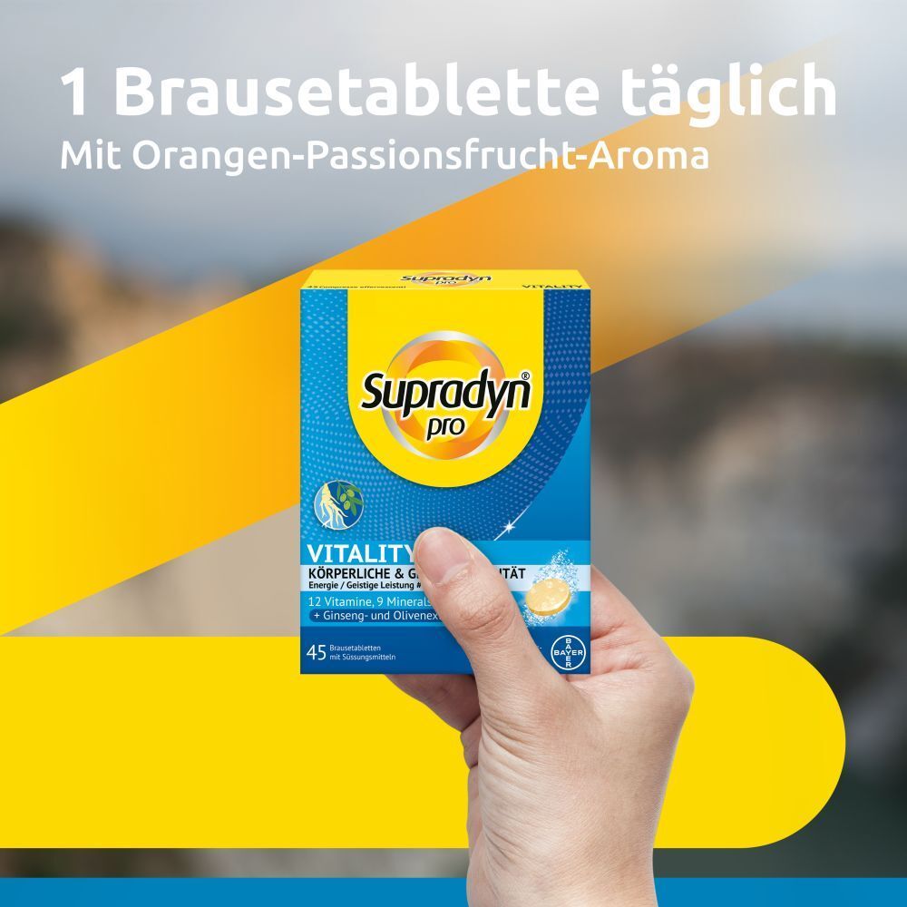 Hand hält eine Packung Brausetabletten. Aufdruck: Supradyn pro, Vitality, 12 Vitamine, 9 Mineralstoffe, Ginseng- und Olivenextrakte.