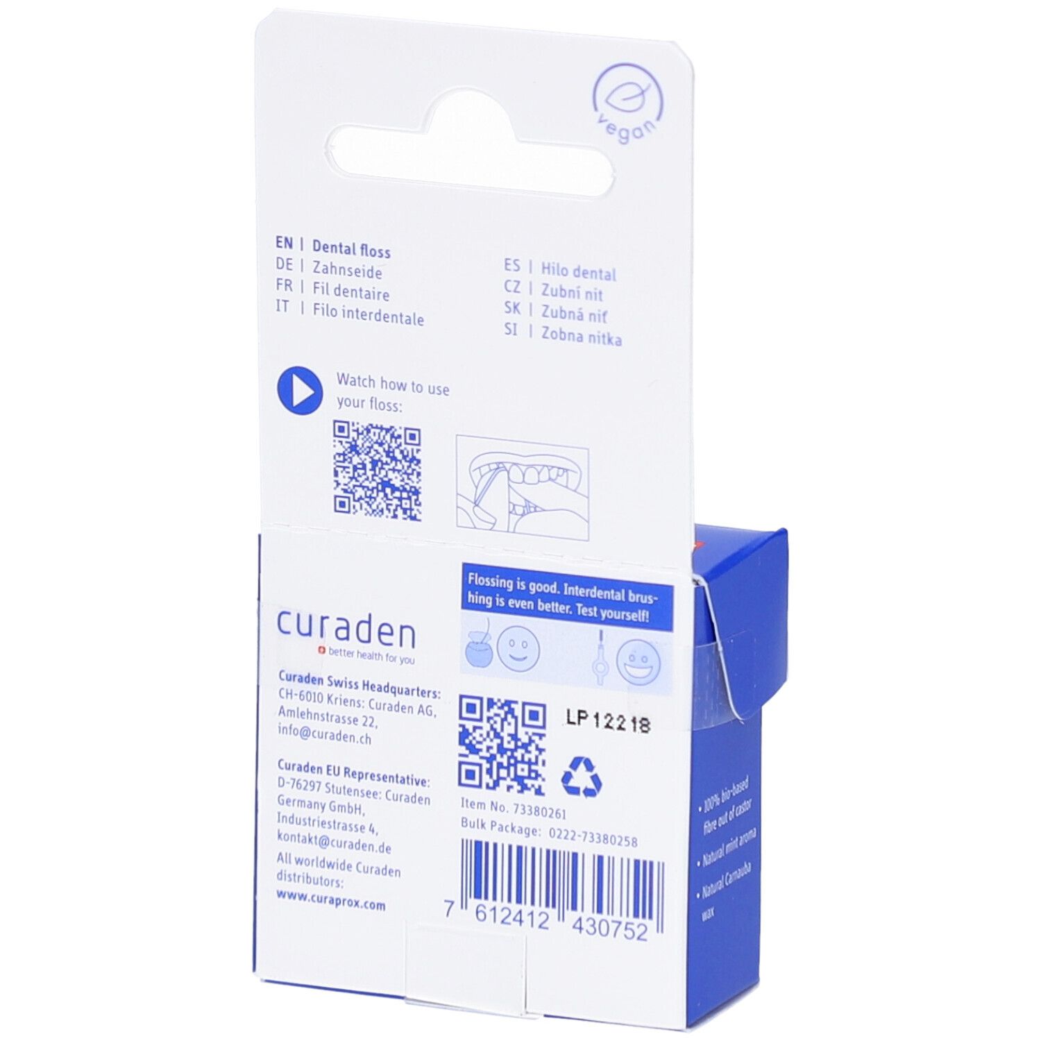Rückseite der blauen Verpackung. Text in mehreren Sprachen. QR-Code und Informationen zum Hersteller. Vegan-Siegel.