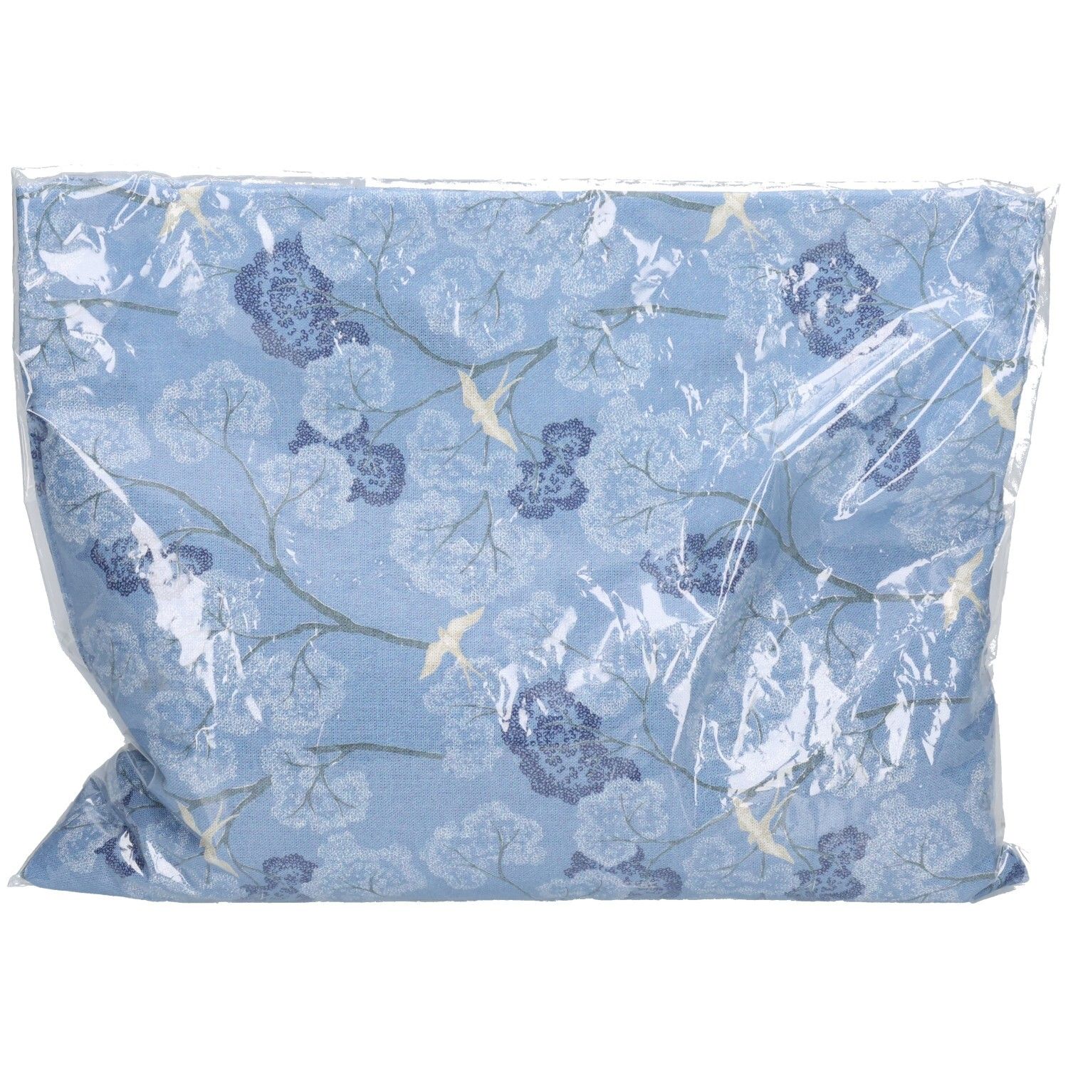 Blaues Kissen mit Blumen- und Vogelmuster, in Plastik verpackt.