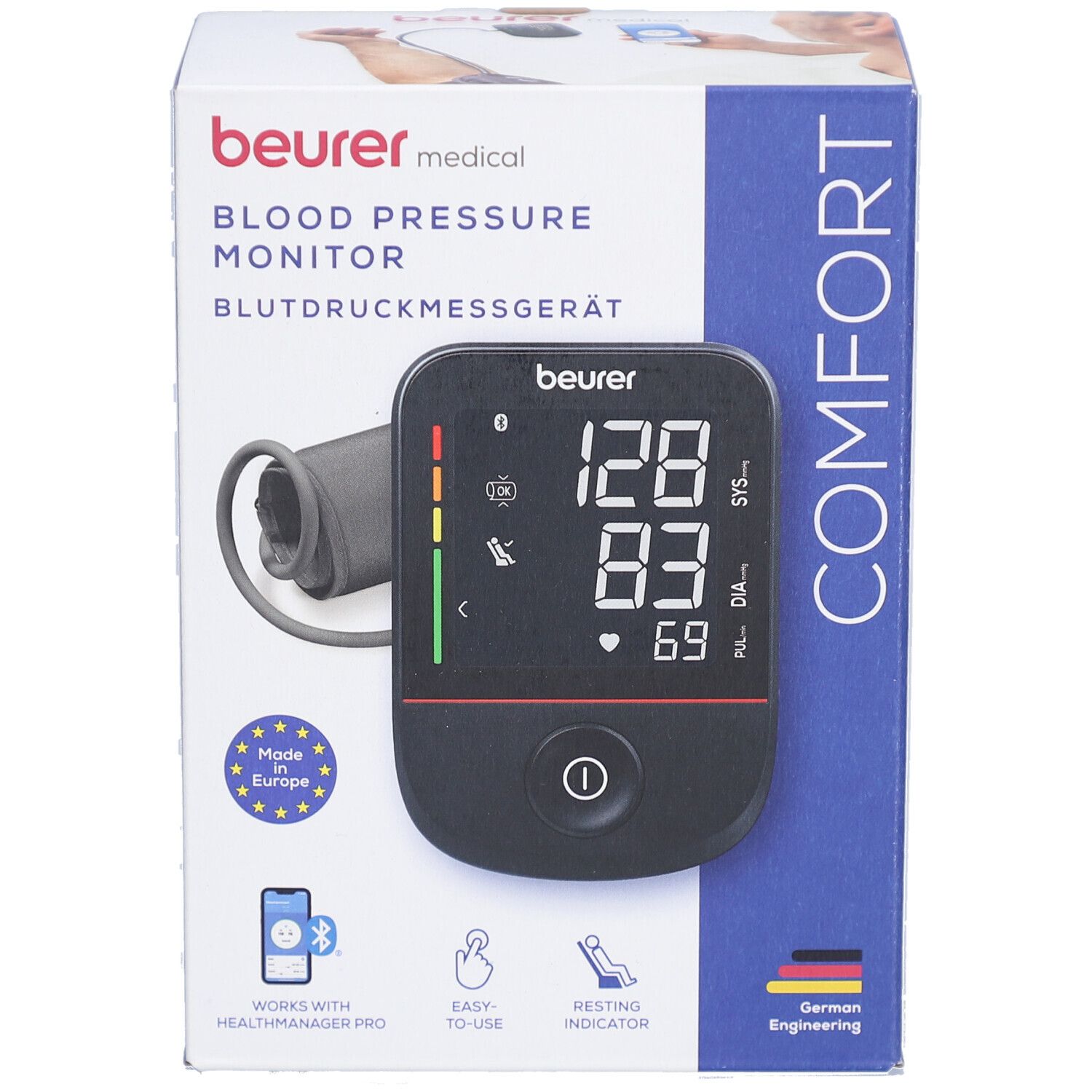 Blutdruckmessgerät in Verpackung. Schwarzes Display mit Messwerten. Marke: beurer. Aufdruck: Blutdruckmessgerät, Comfort, Made in Europe.