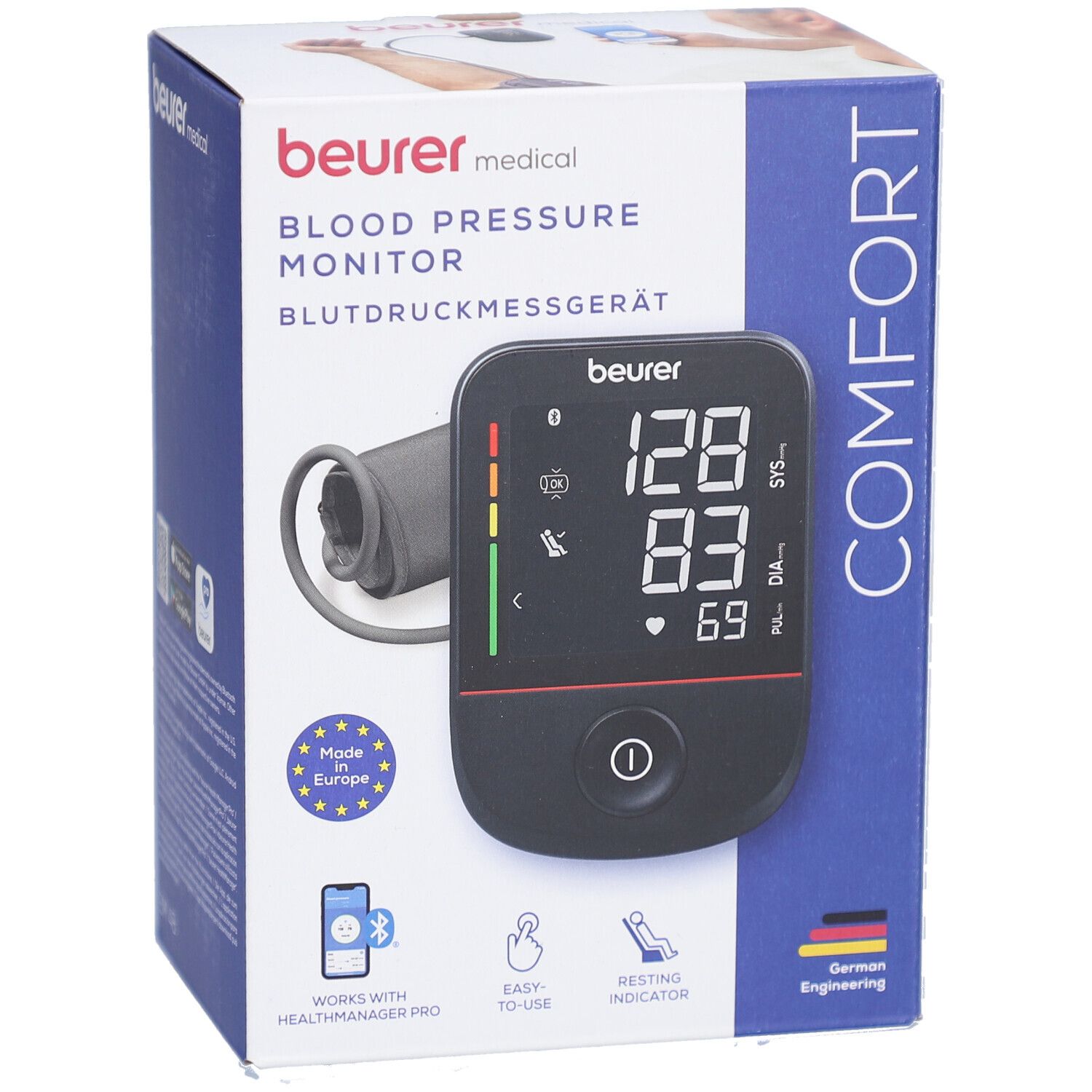 Blutdruckmessgerät in Verpackung. Schwarzes Display mit Messwerten. Marke: beurer. Aufdruck: Blutdruckmessgerät, Comfort, Made in Europe.