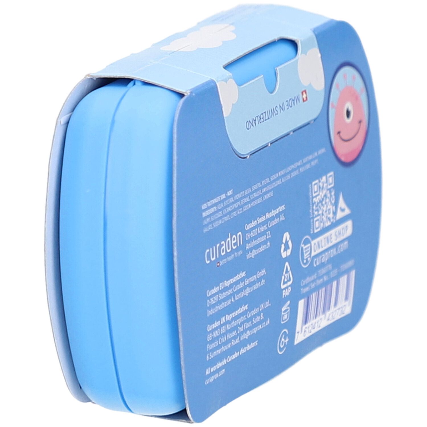 Blaues Reise-Set für Kinder. Verpackung in Flugzeugform. Seitenansicht mit Text und Logo. Hergestellt in der Schweiz.