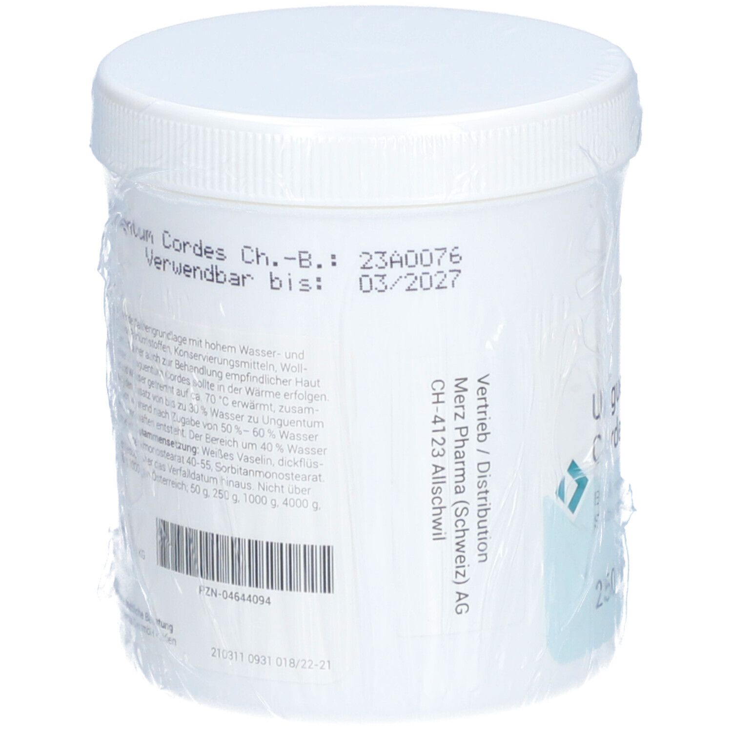Rückseite eines weißen Tiegels mit Deckel, eingeschweißt. Aufdruck: Verwendbar bis 03/2027. Barcode und Produktinformationen.