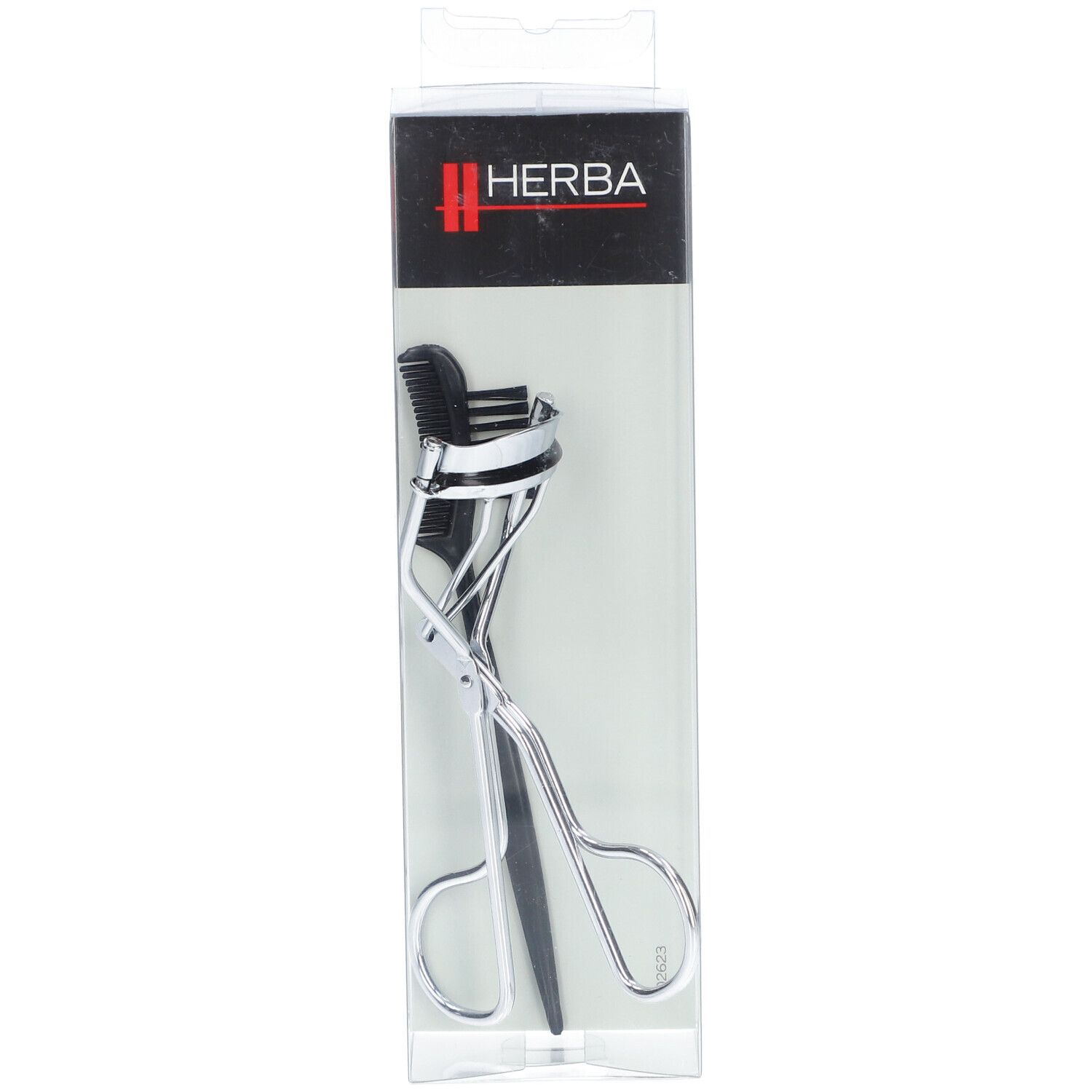 Recourbe-cils en métal argenté, emballé. Coussinet noir, poignée ciseaux. Logo HERBA.