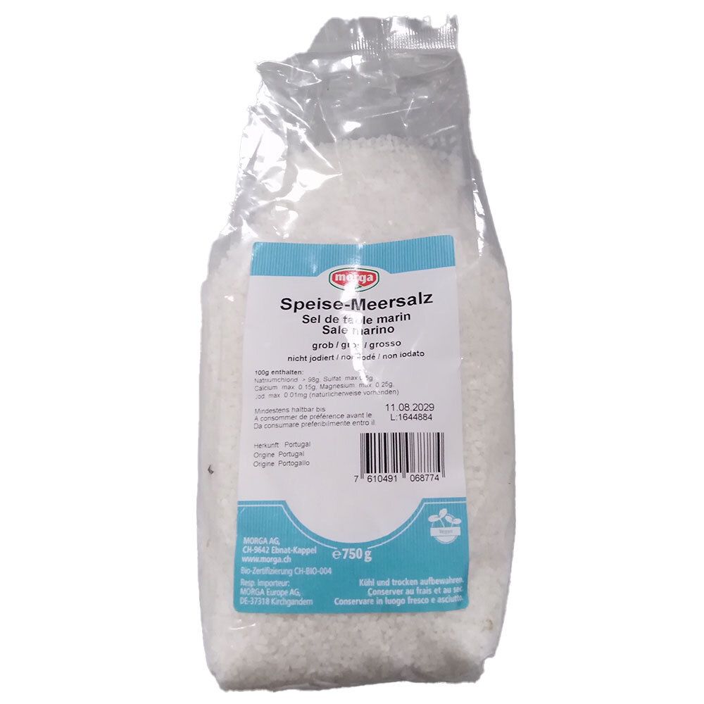 Transparente Verpackung mit grobem Meersalz. Aufdruck: Speise-Meersalz, nicht jodiert, 750g. Blaue Etikett mit Text und Logo.